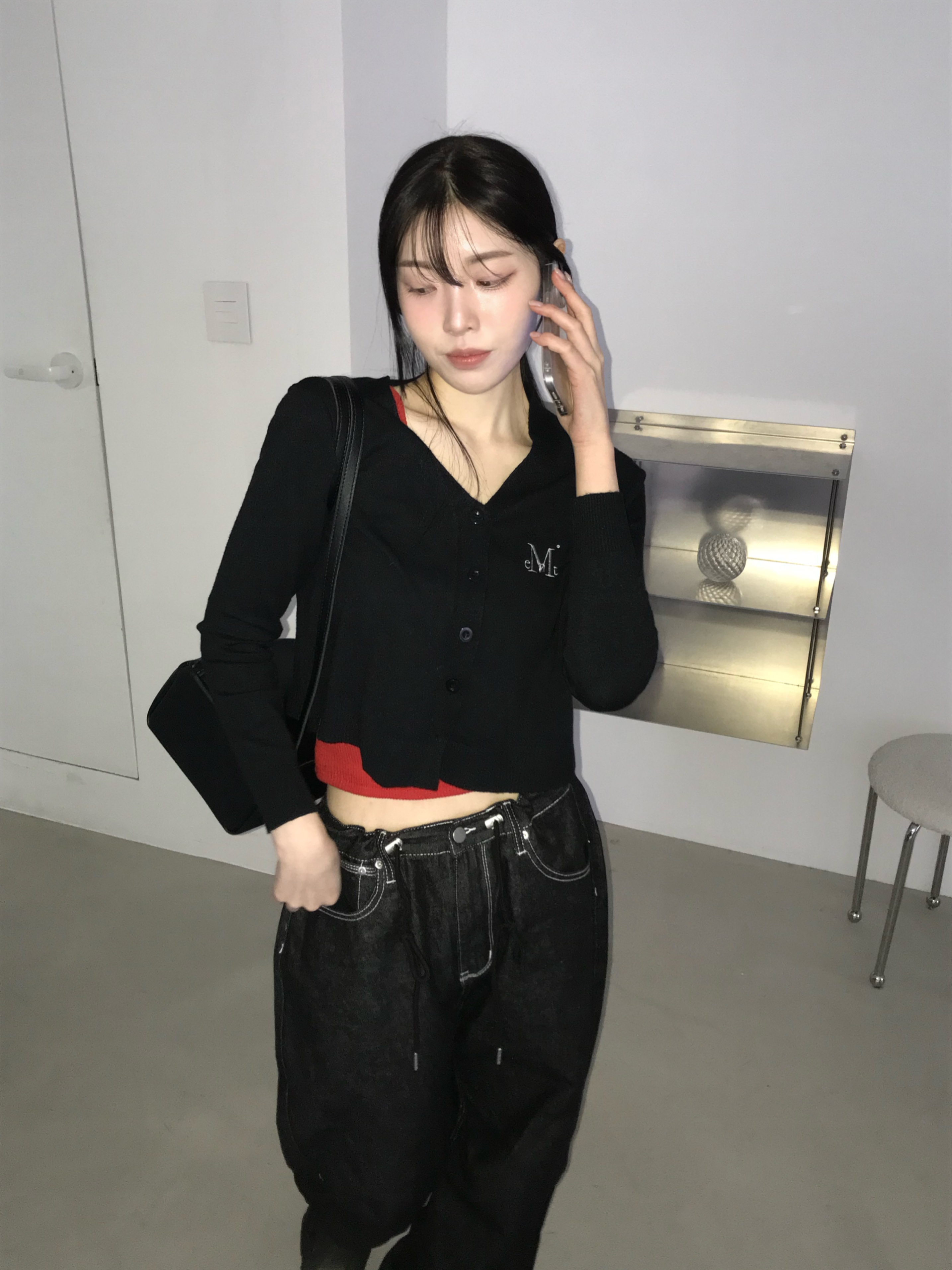 MUCENT Signature Heart Lettering Back Logo Denim Pants Black 착용 스타일 - 2