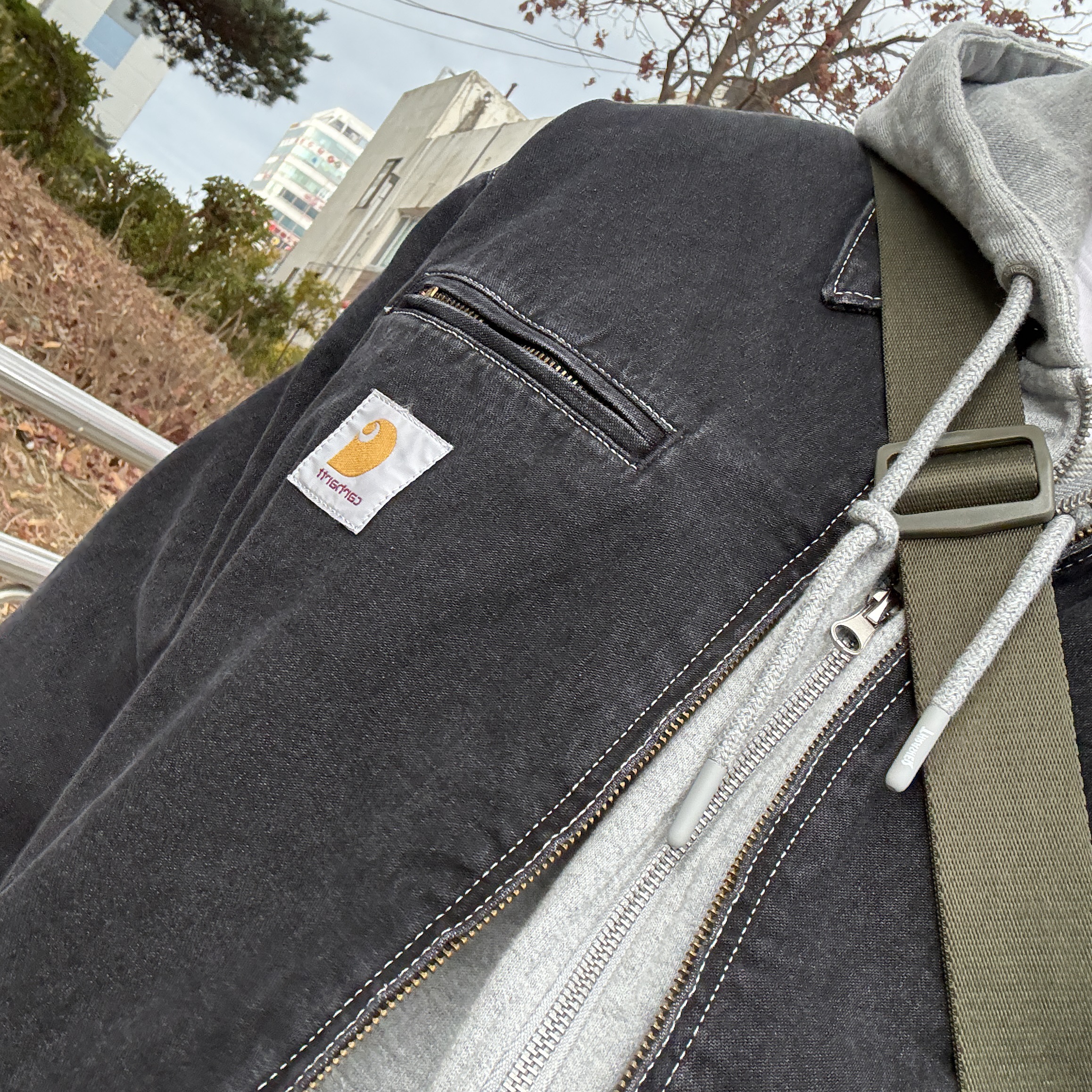 Carhartt WIP Norco Denim OG Detroit Jacket Black Stone Washed, Uniqlo Multi Pocket Shoulder Bag Olive 착용 스타일