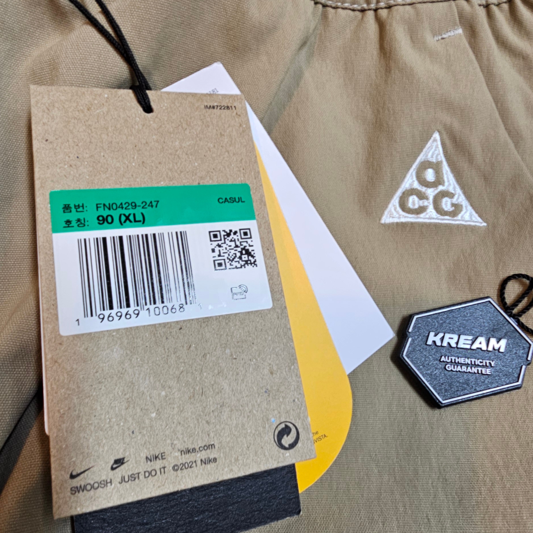 Nike ACG Smith Summit Cargo Pants Khaki Iron Ore - Asia 착용 스타일 - 2
