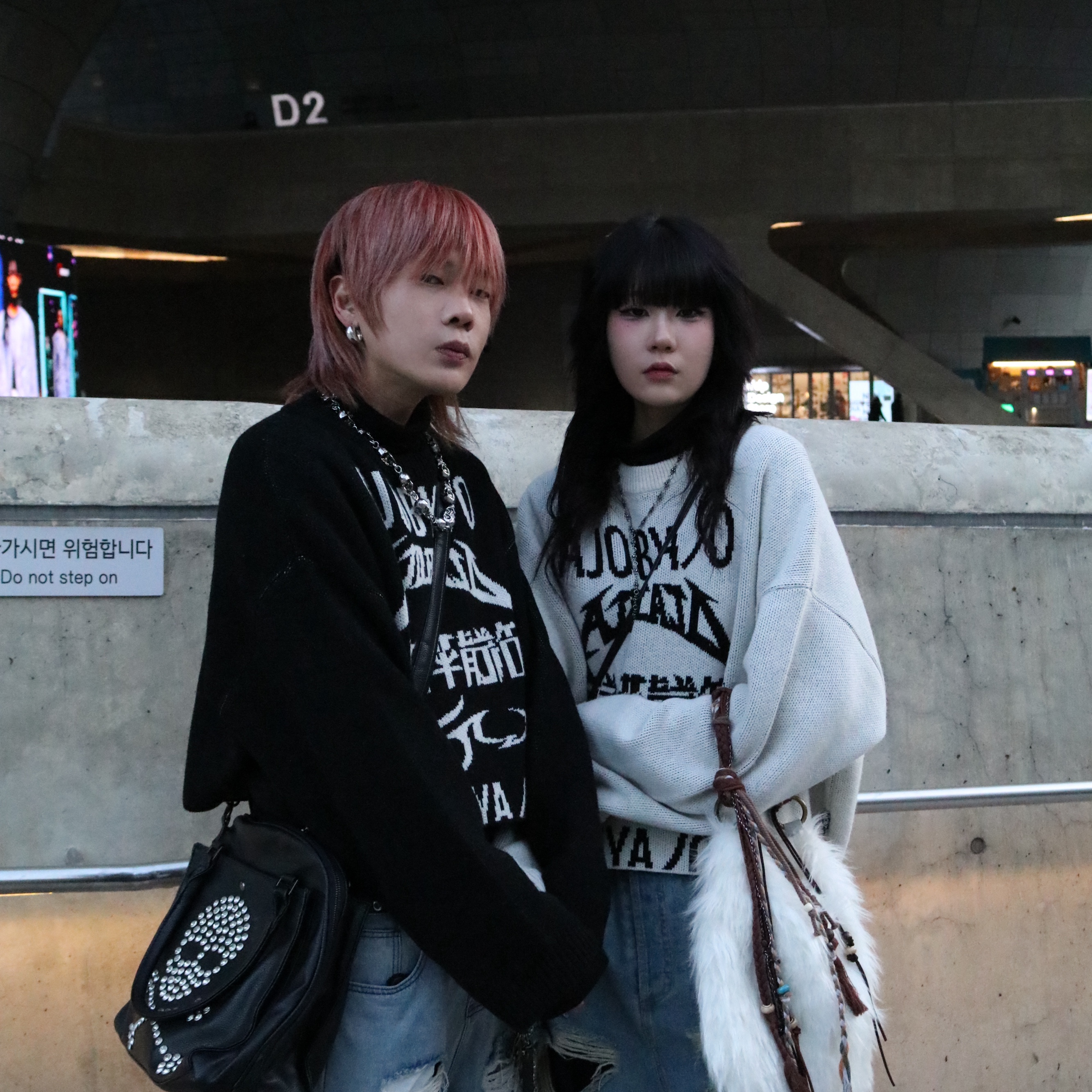 AJOBYAJO PBA Total Logo Cropped Sweater IVORY, AJOBYAJO PBA Total Logo Cropped Sweater BLACK 착용 스타일 - 2