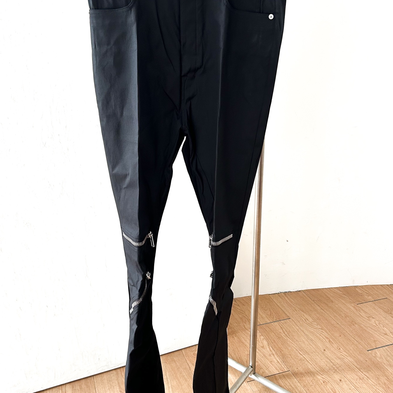 Rick Owens Hollywood Bolan Cargo Pants in Heavy Cotton Poplin Black 착용 스타일