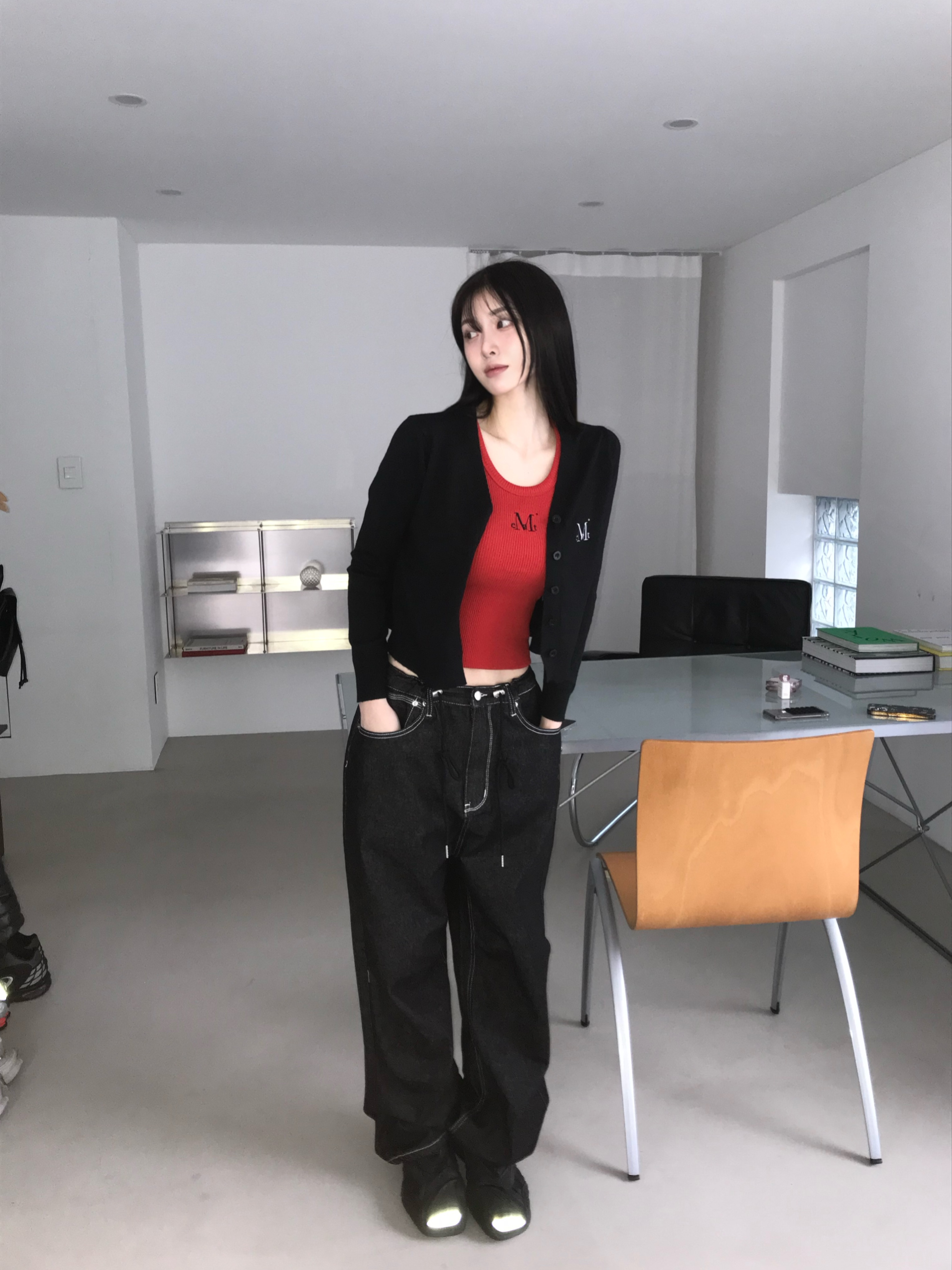 MUCENT Signature Heart Lettering Back Logo Denim Pants Black 착용 스타일 - 1