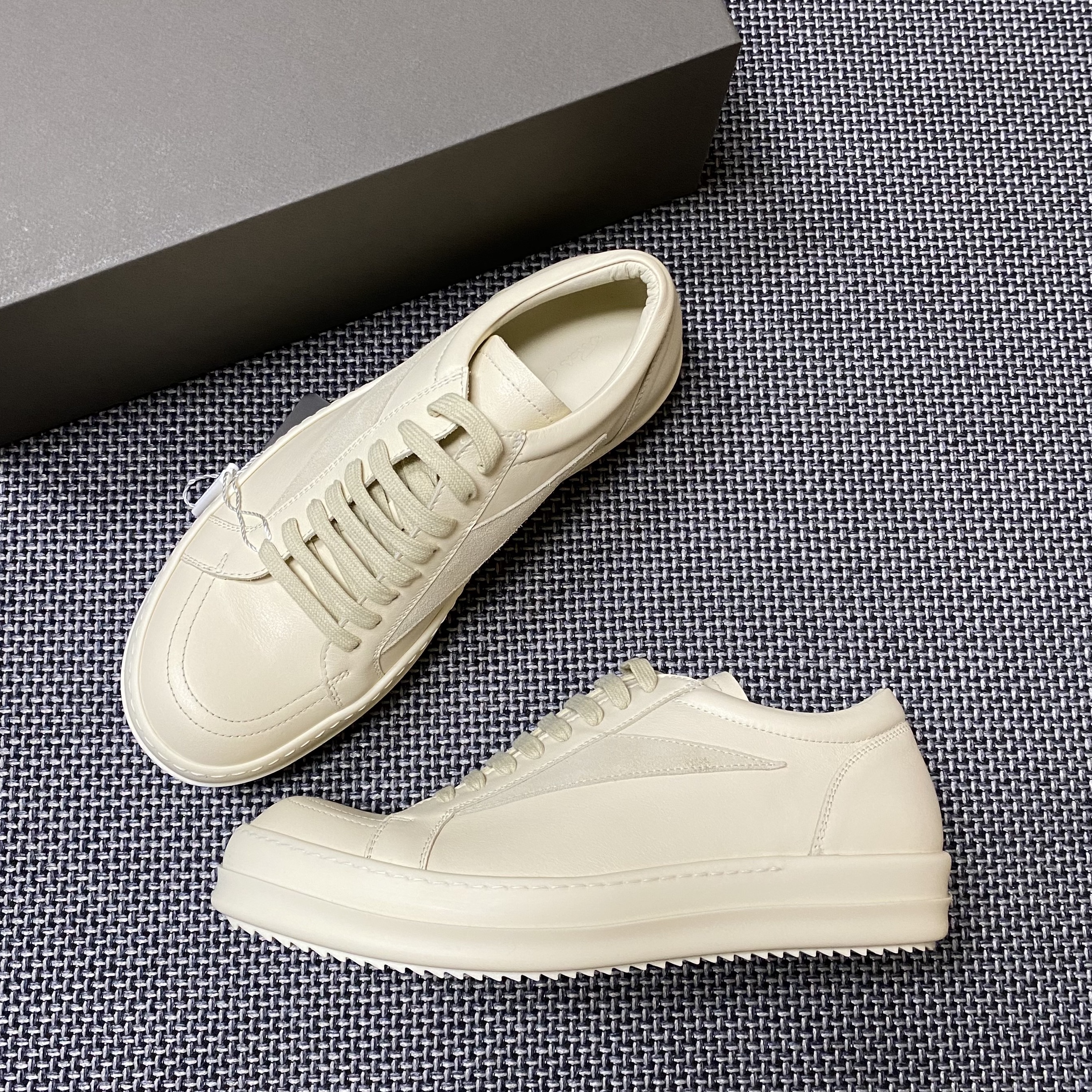 Rick Owens Vintage Sneakers in Full Grain Calf Leather and Velour Suede Milk, Rick Owens Vintage Sneakers in Full Grain Calf Leather And Velour Suede Black Milk Milk 착용 스타일