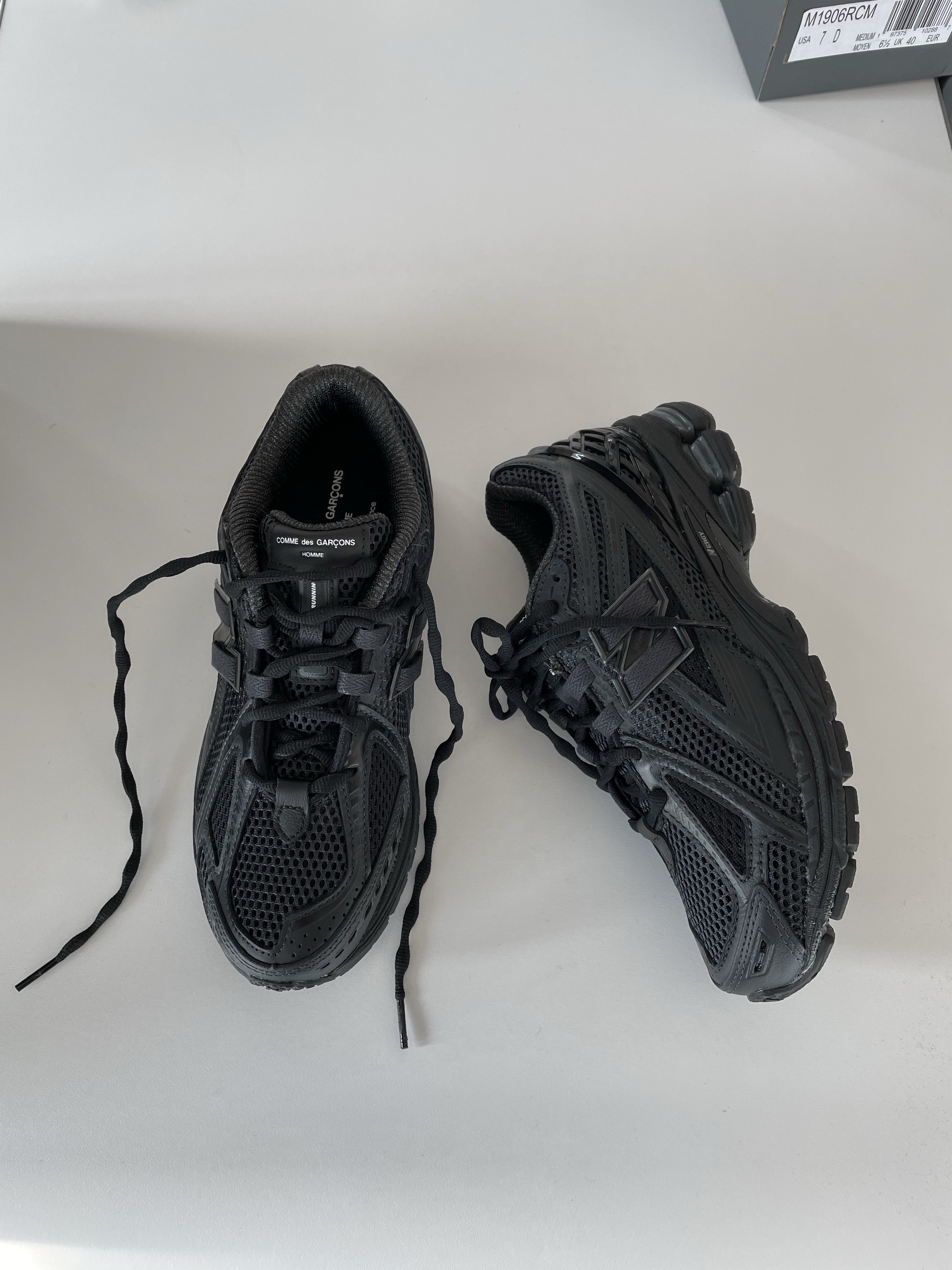 New Balance x Comme des Garcons Homme 1906R Black 착용 스타일 - 3