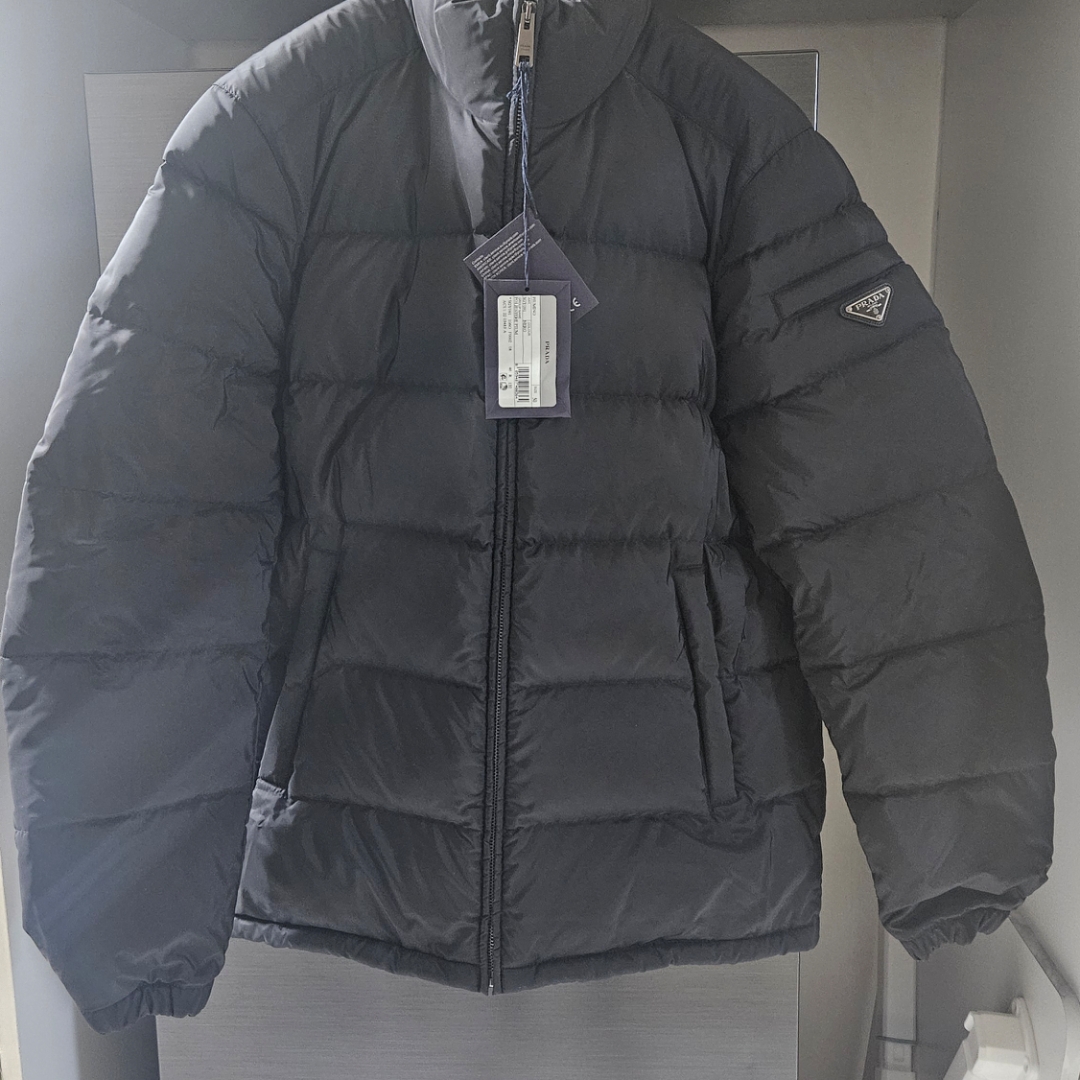 Prada Triangle Logo Down Jacket Black 착용 스타일 - 1