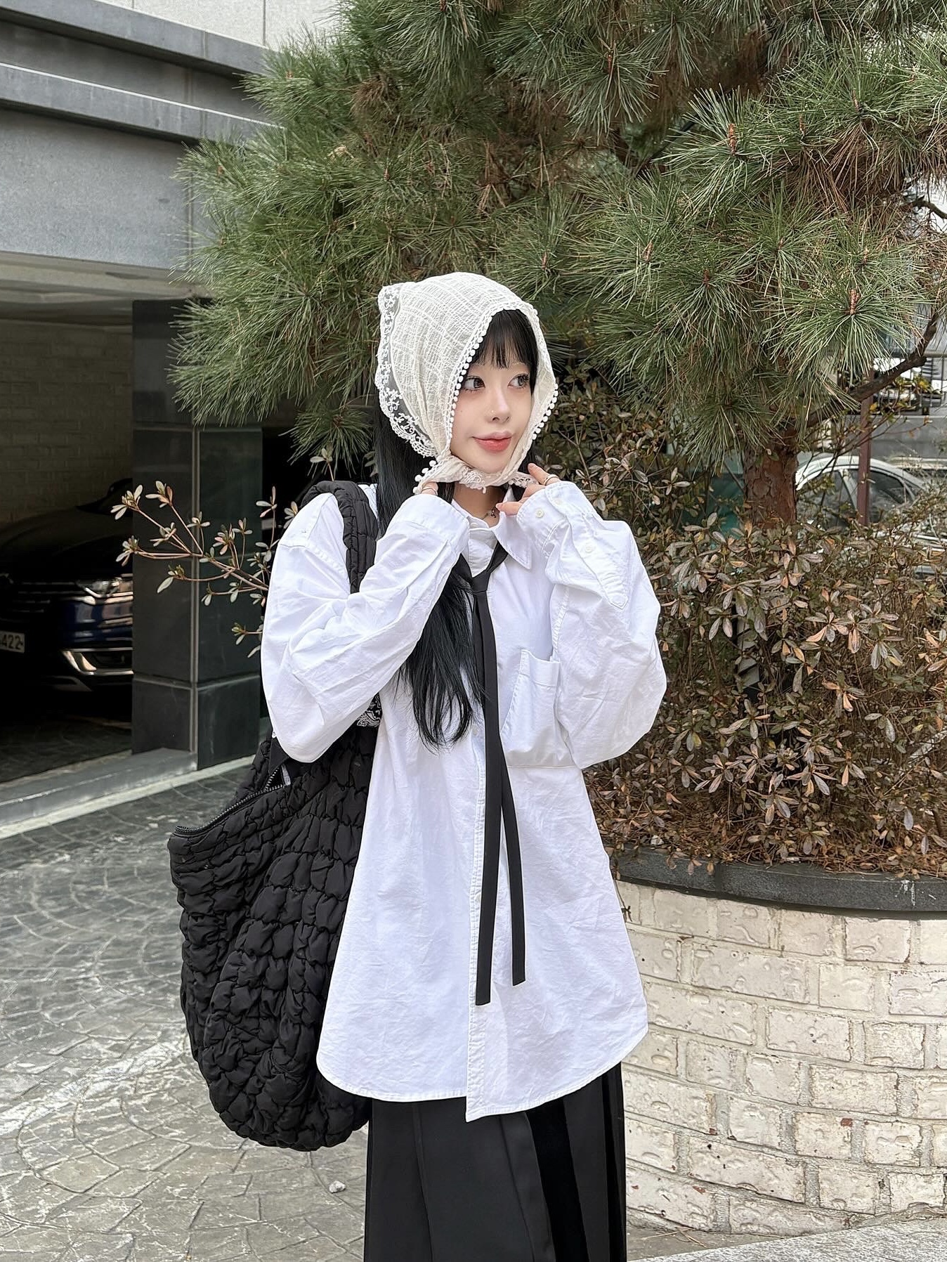COS Quilted Oversized Shoulder Bag Black 착용 스타일 - 1