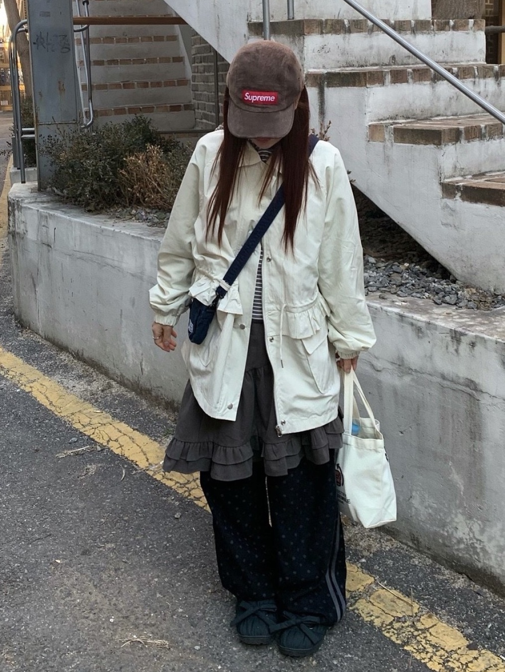 Asics Gel-Quantum Kinetic Graphite Grey Black, New Era x MoMA New York Yankees Cap Navy 착용 스타일 - 9