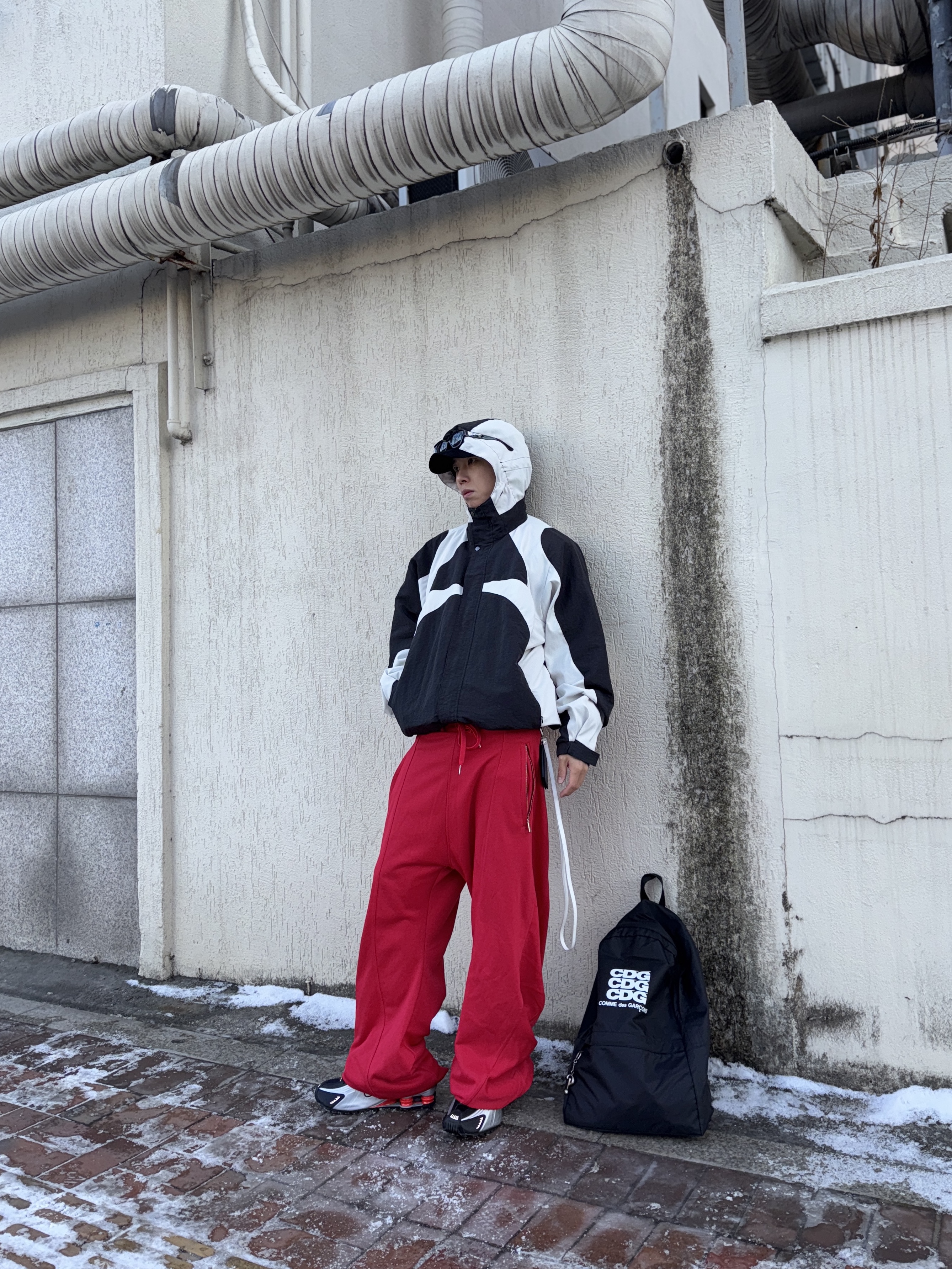 CDG Backpack Black, Nike Shox R4 Black and Metallic Silver 착용 스타일 - 5
