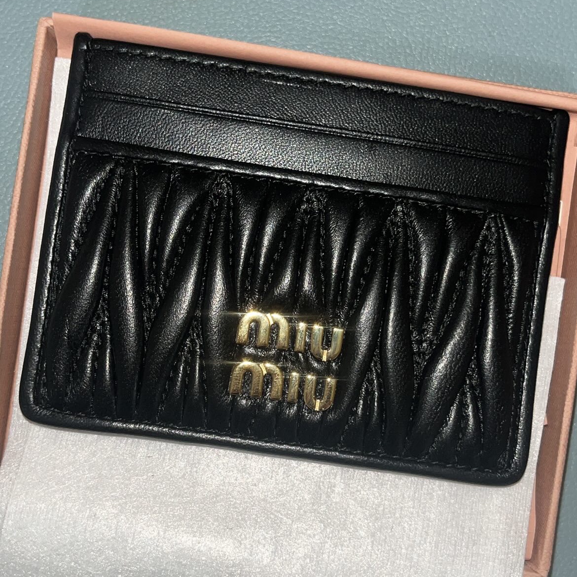 Miu Miu Matelasse Nappa Leather Card Holder Black 착용 스타일