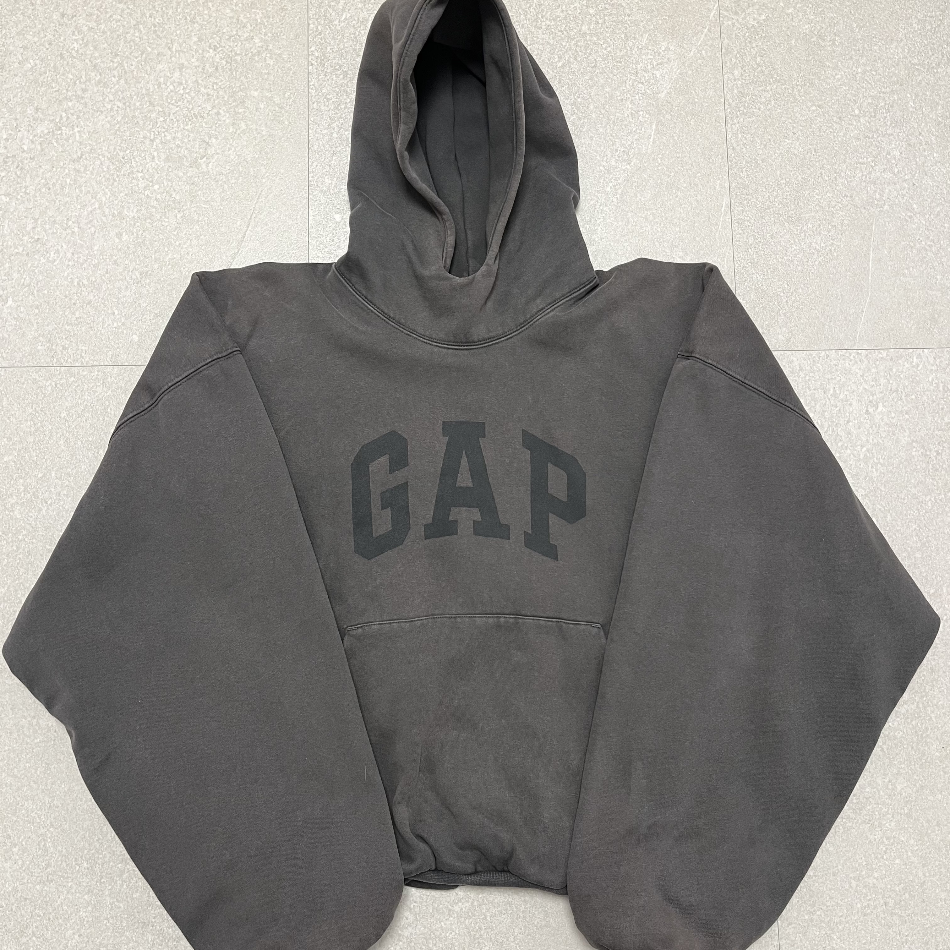 Yeezy Gap Engineered By Balenciaga Dove Hoodie Black 착용 스타일 - 1