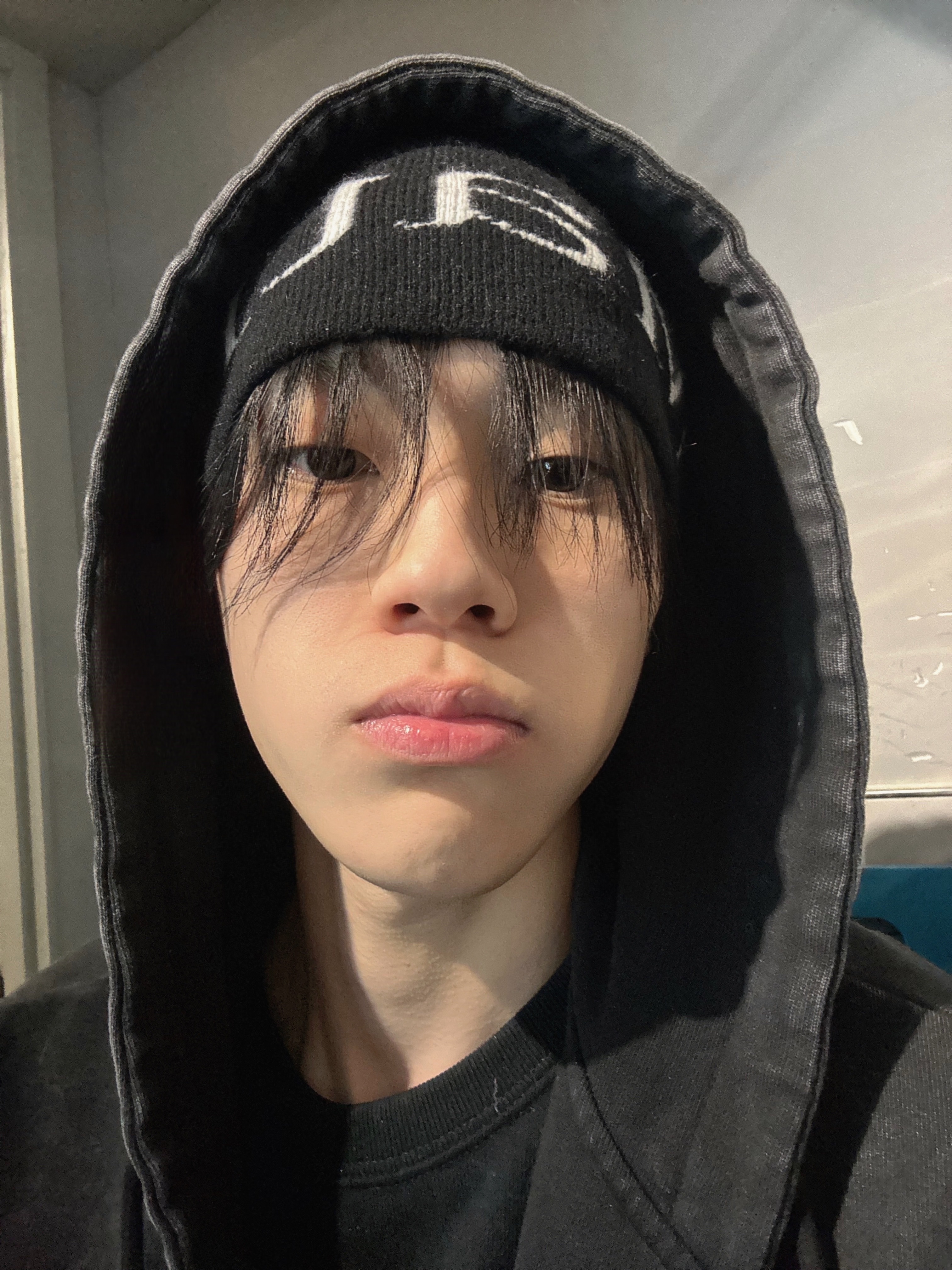 Matin Kim Logo Jacquard Short Beanie Black 착용 스타일 - 2