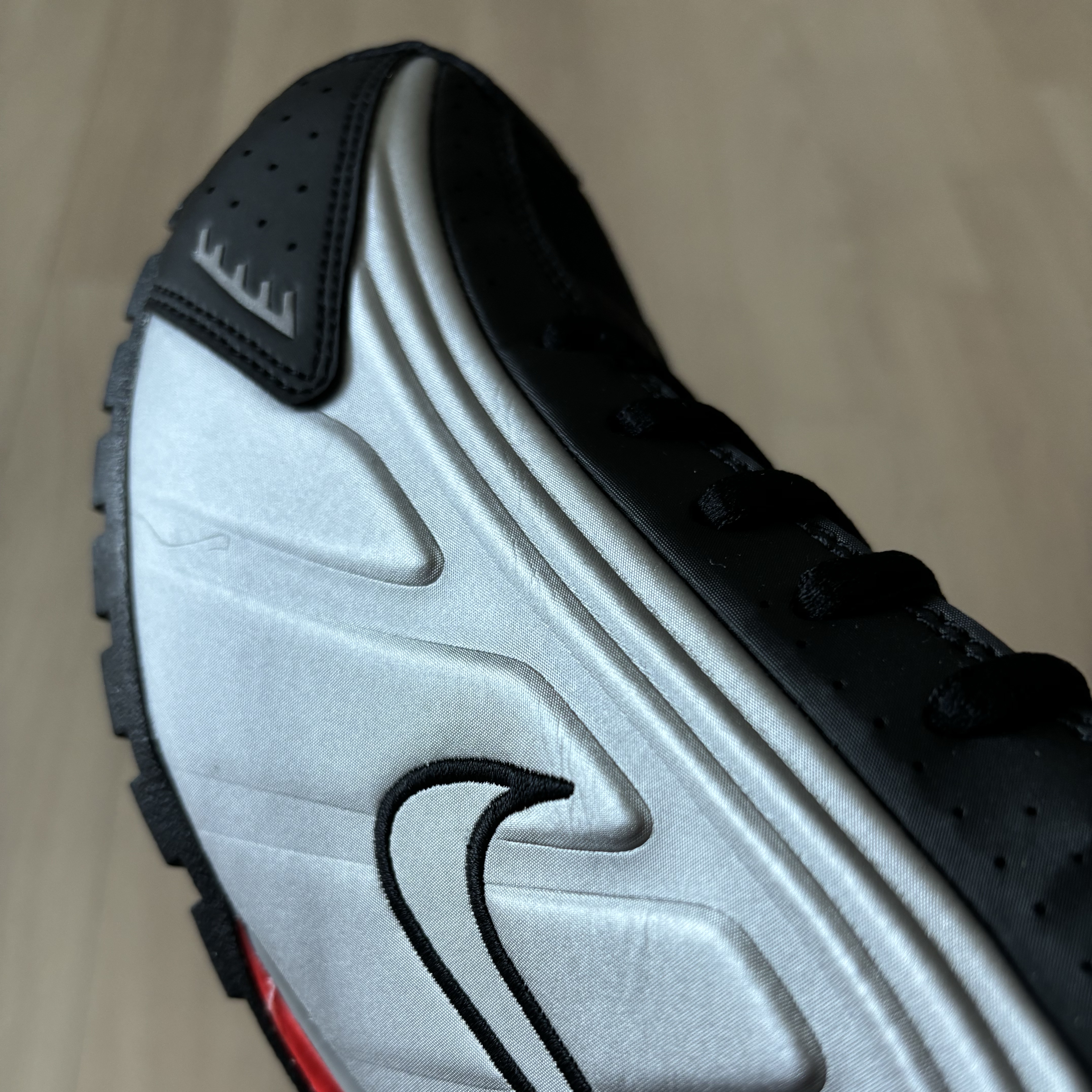 Nike Shox R4 Metallic Silver Red 착용 스타일 - 1