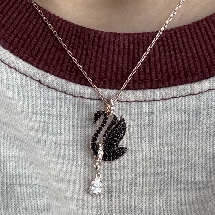 (W) Swarovski Swan Pendant Black Rose Gold Plated 착용 스타일 - 2