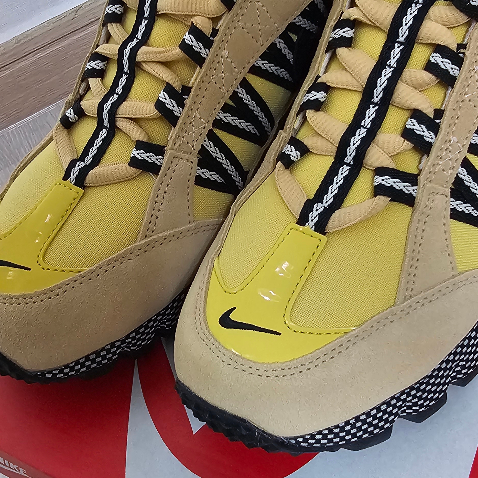 (W) Nike Air Humara Sesame Saturn Gold, Nike ACG Smith Summit Cargo Pants Black Anthracite - Asia 착용 스타일 - 1