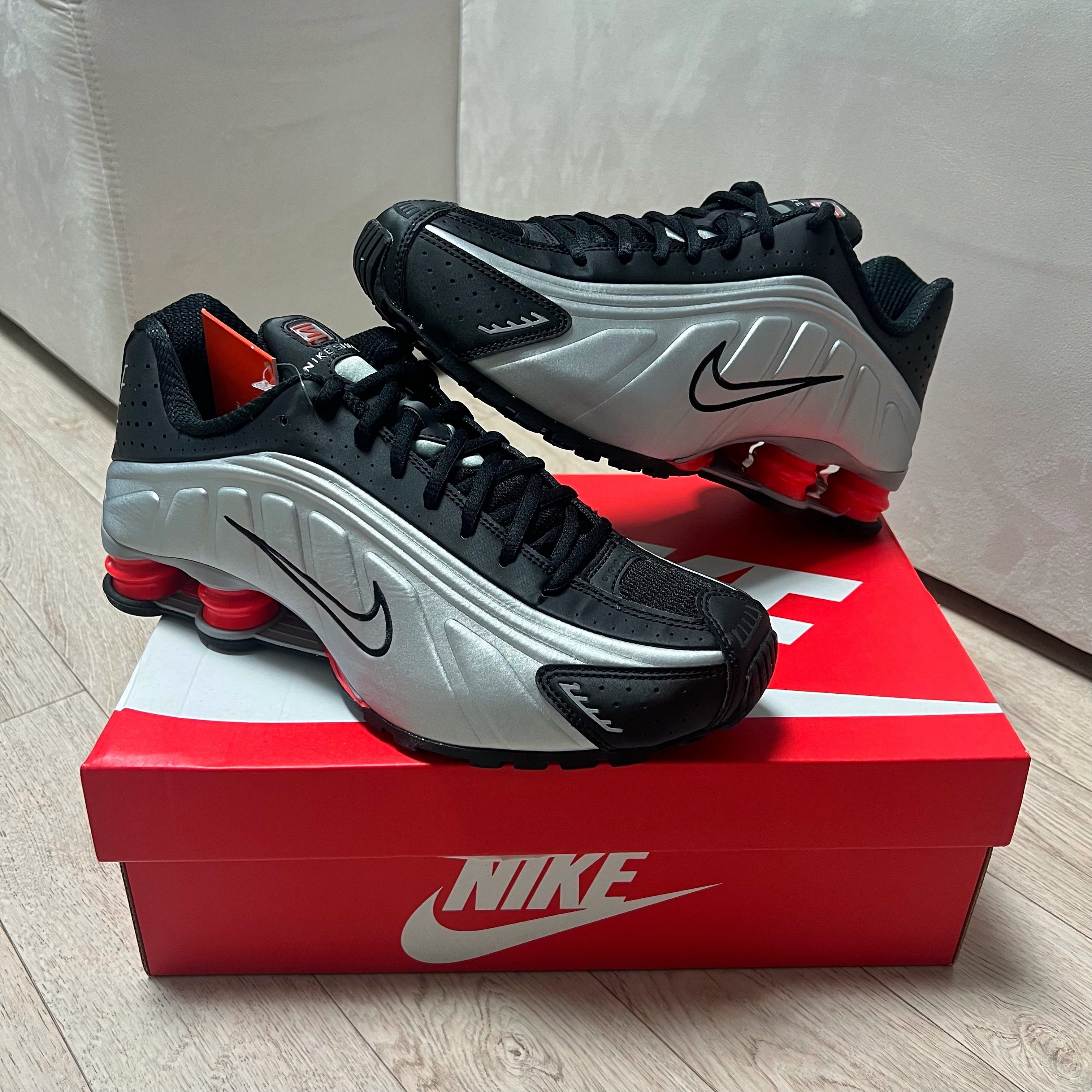 Nike Shox R4 Metallic Silver Red, Nike Shox R4 Black and Metallic Silver 착용 스타일