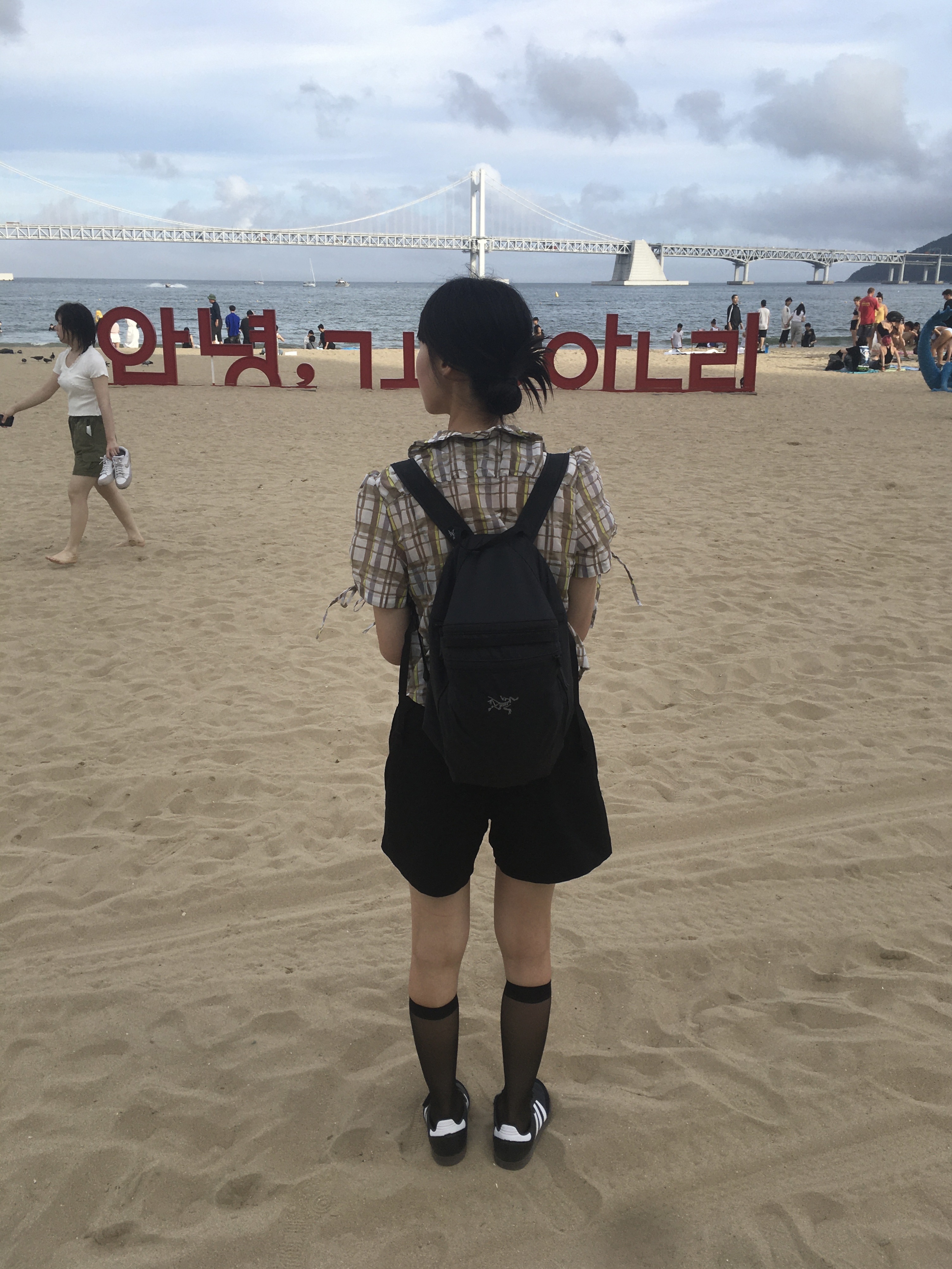 Arc'teryx Heliad 15 Backpack Black, Adidas Samba OG Black White Gum 착용 스타일 - 1