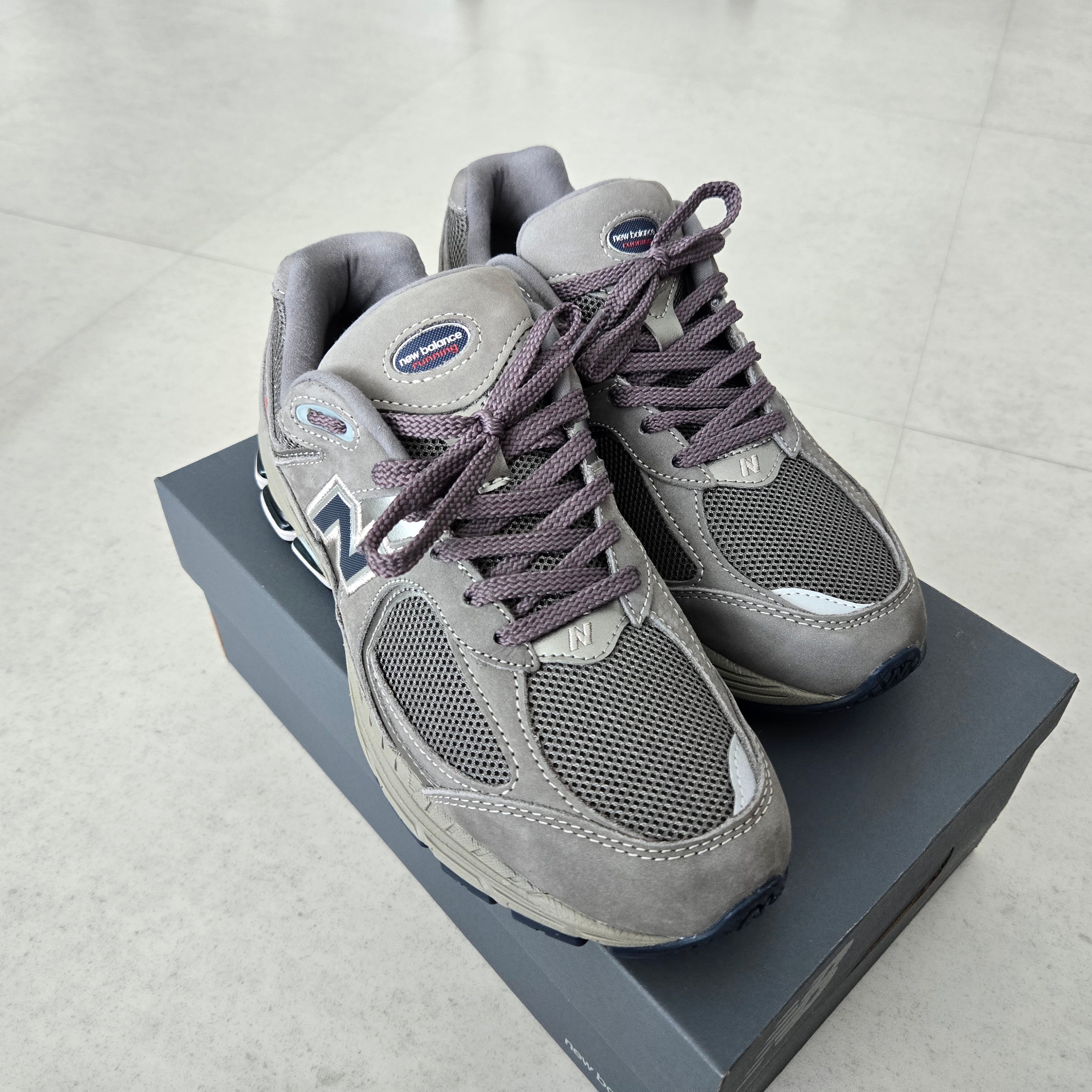 New Balance 2002R Gray 착용 스타일