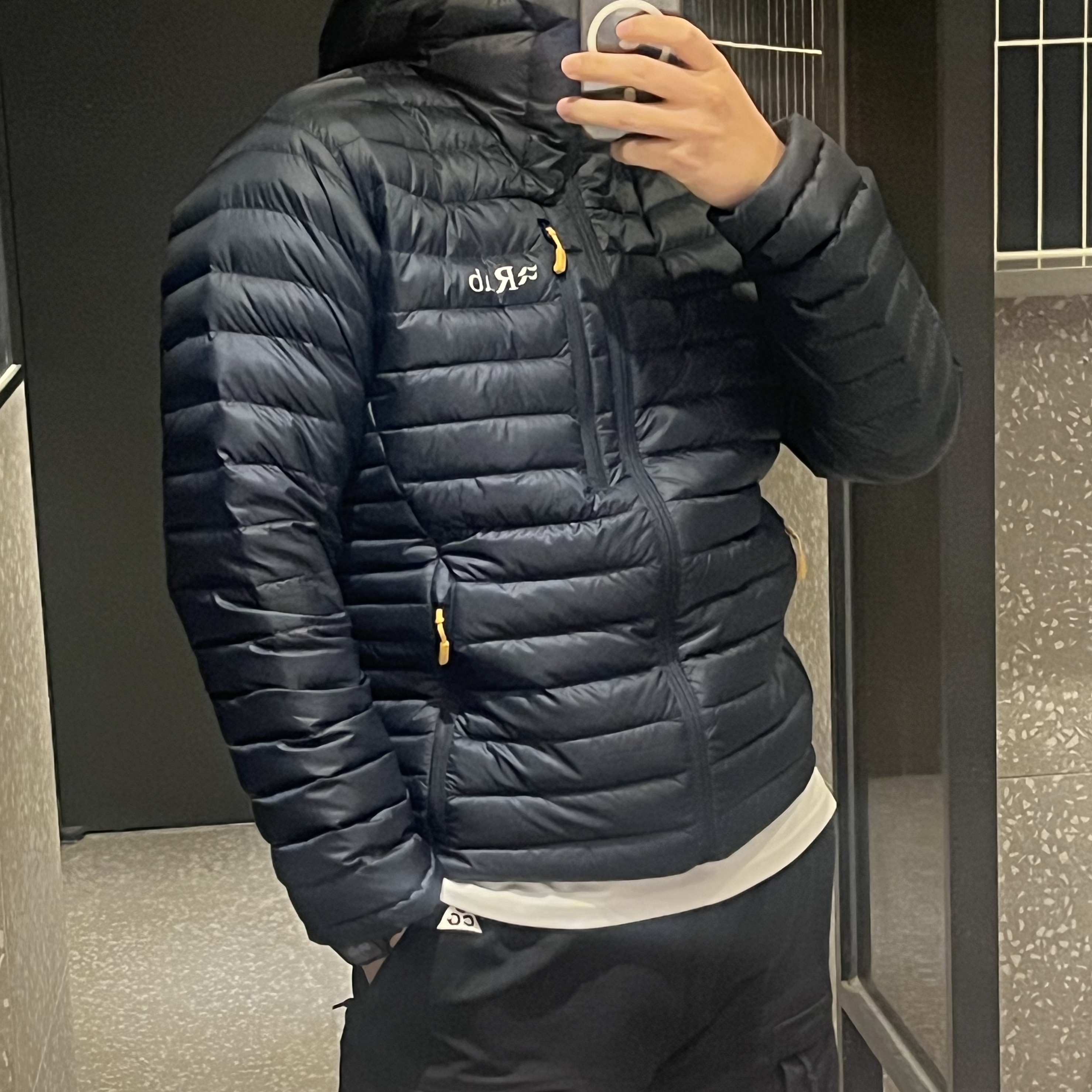 Rab Microlight Alpine Jacket Beluga 착용 스타일