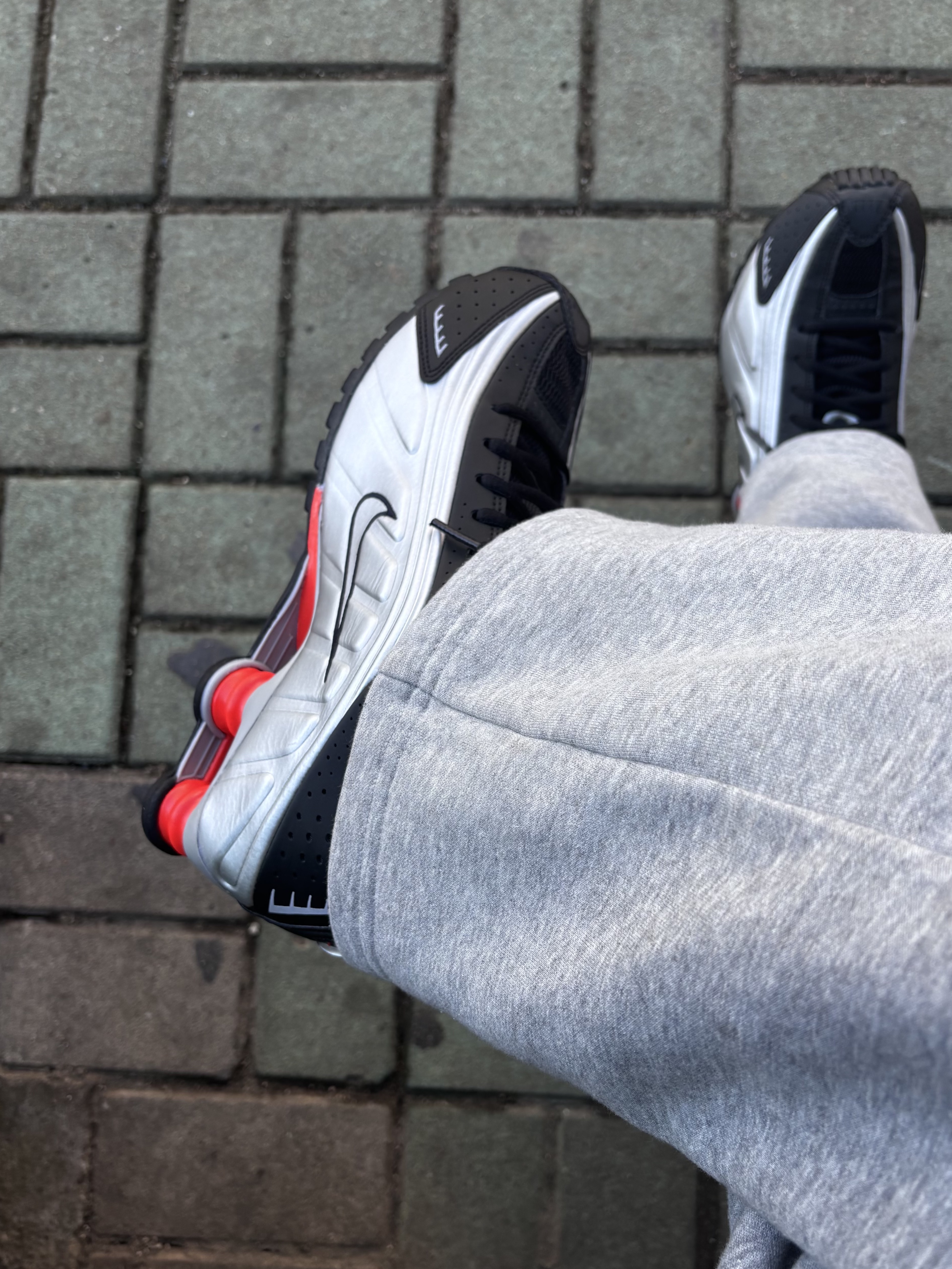 Nike Shox R4 Black and Metallic Silver 착용 스타일 - 2