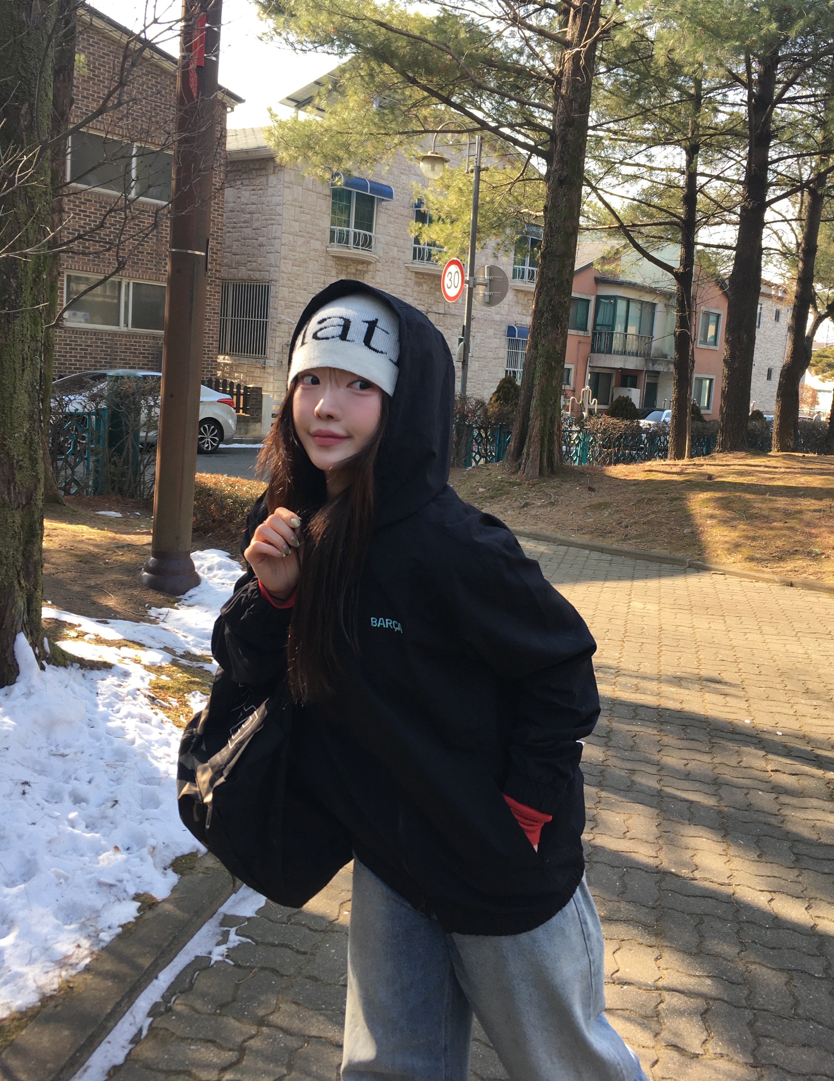 마뗑킴 로고 자카드 숏 비니 화이트, 반스 슬립온 체커보드 착용 스타일 - 4