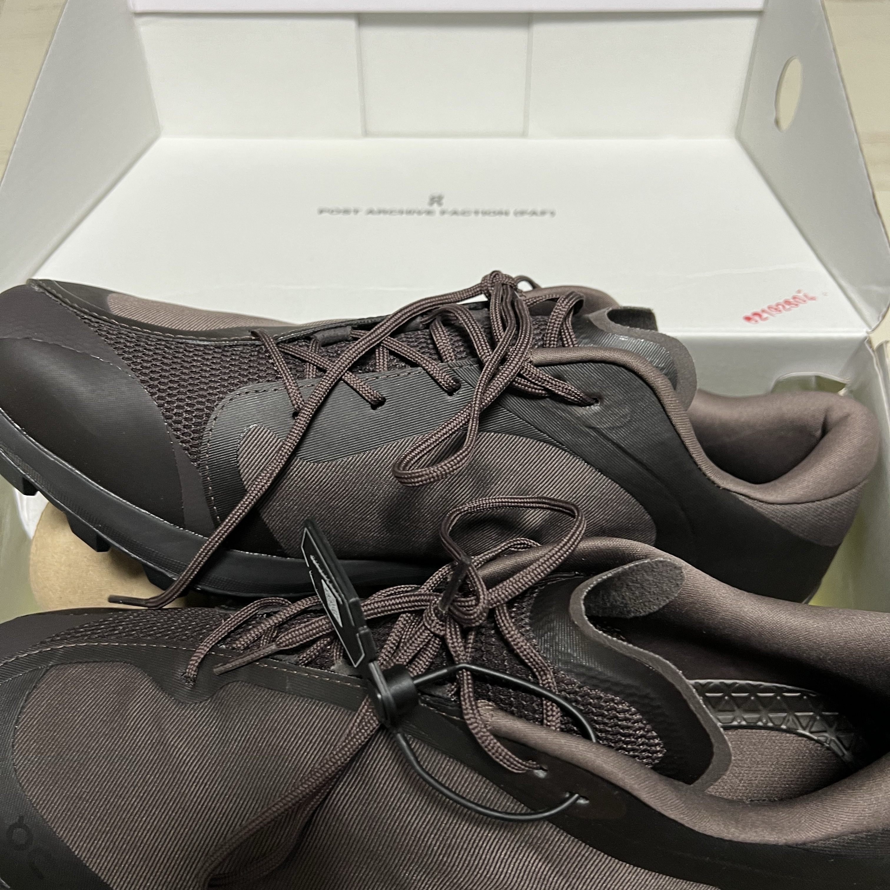 On Running x Post Archive Faction (Paf) Cloudventure Peak Cacao Espresso 착용 스타일 - 1