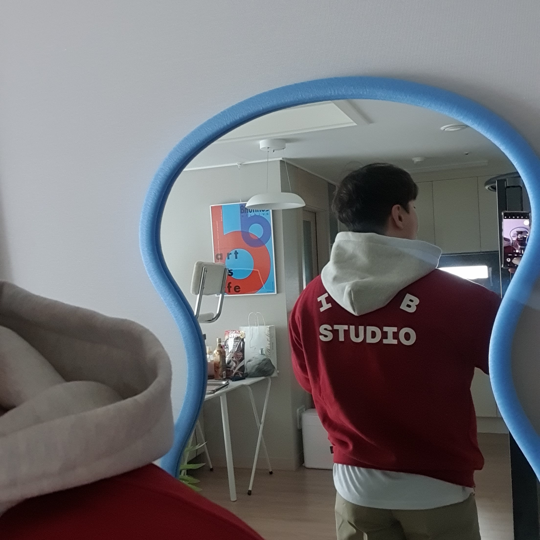 IAB Studio 24 Christmas Hoodie Burgundy Oatmeal 착용 스타일