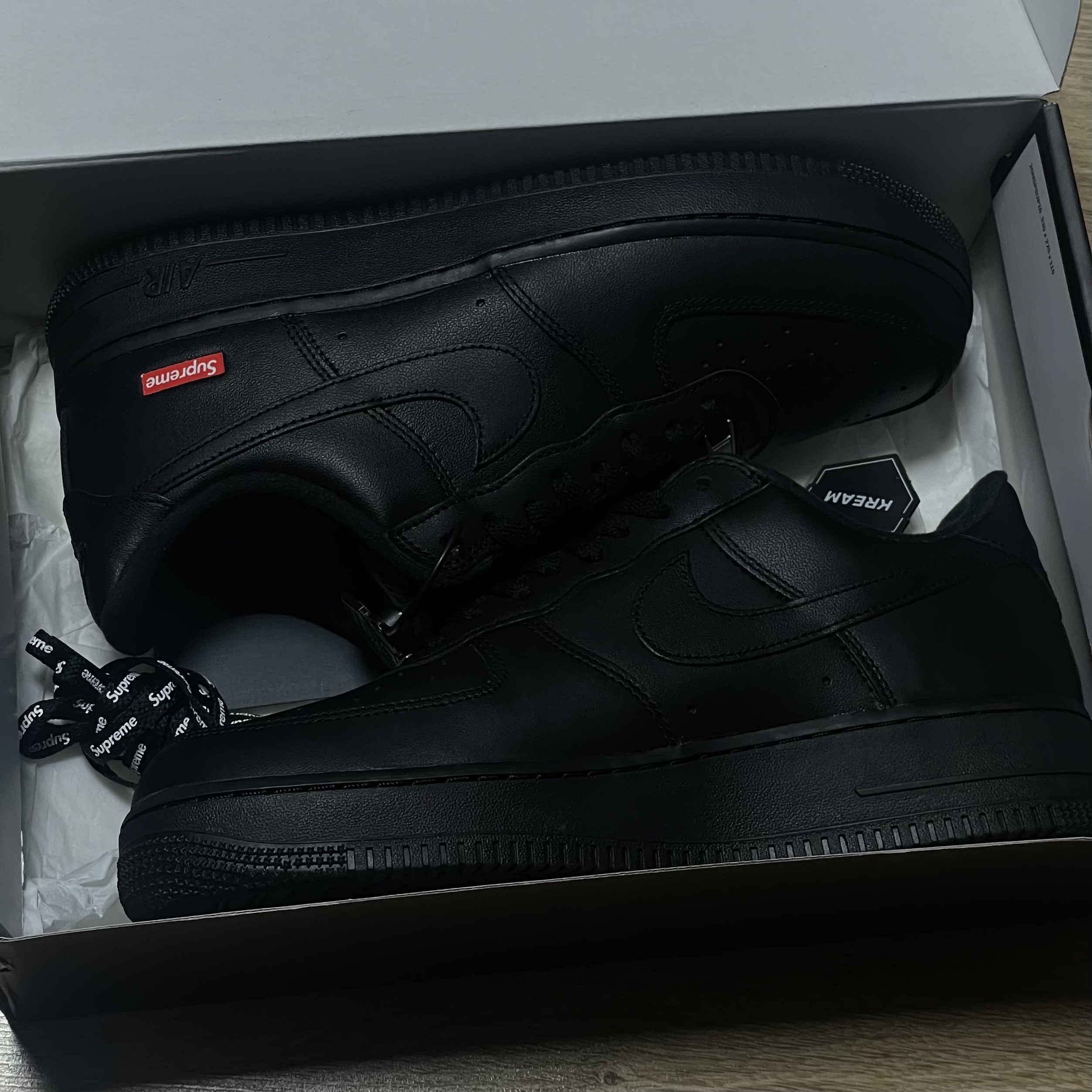 Nike x Supreme Air Force 1 Low Black 착용 스타일
