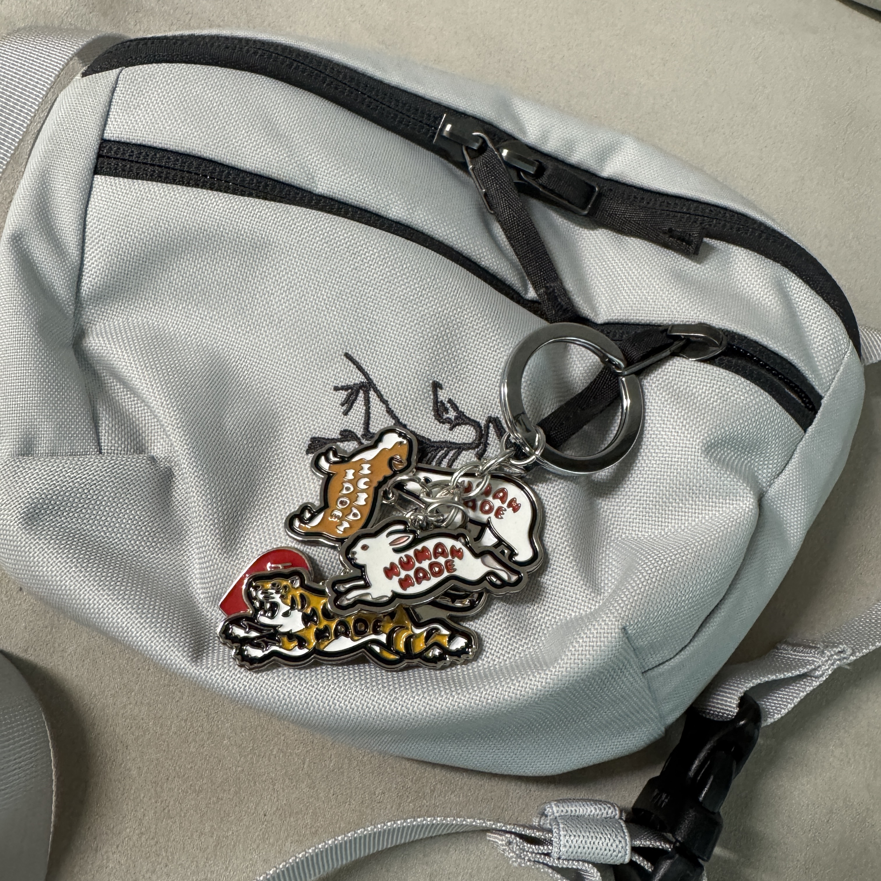 Arc'teryx Mantis 1 Waistpack Solitude Graphite, Human Made Animal Heart Keyring Silver Red 착용 스타일
