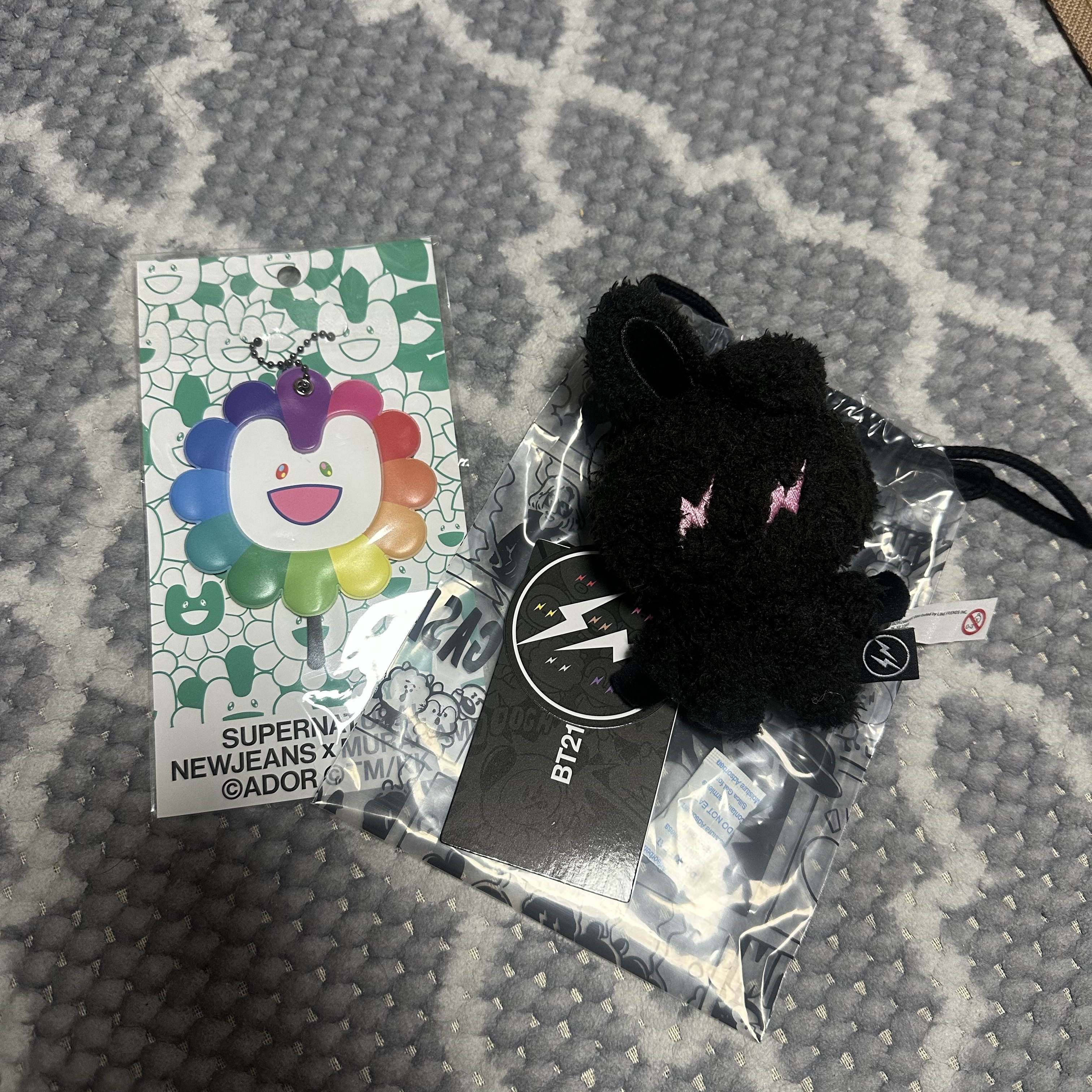 NewJeans x Murakami Fan Keyring Haerin 착용 스타일