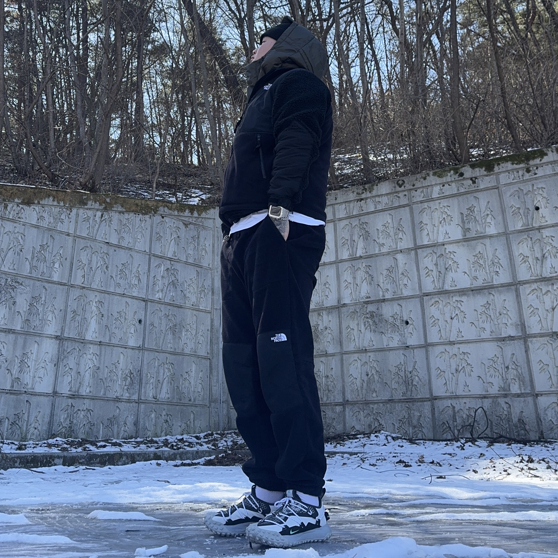 Nike ACG Mountain Fly Low SE White and Black, Apple Watch SE 2nd 44mm GPS Midnight Aluminium Case with Sport Band M/L Midnight (Korean Ver.) 착용 스타일