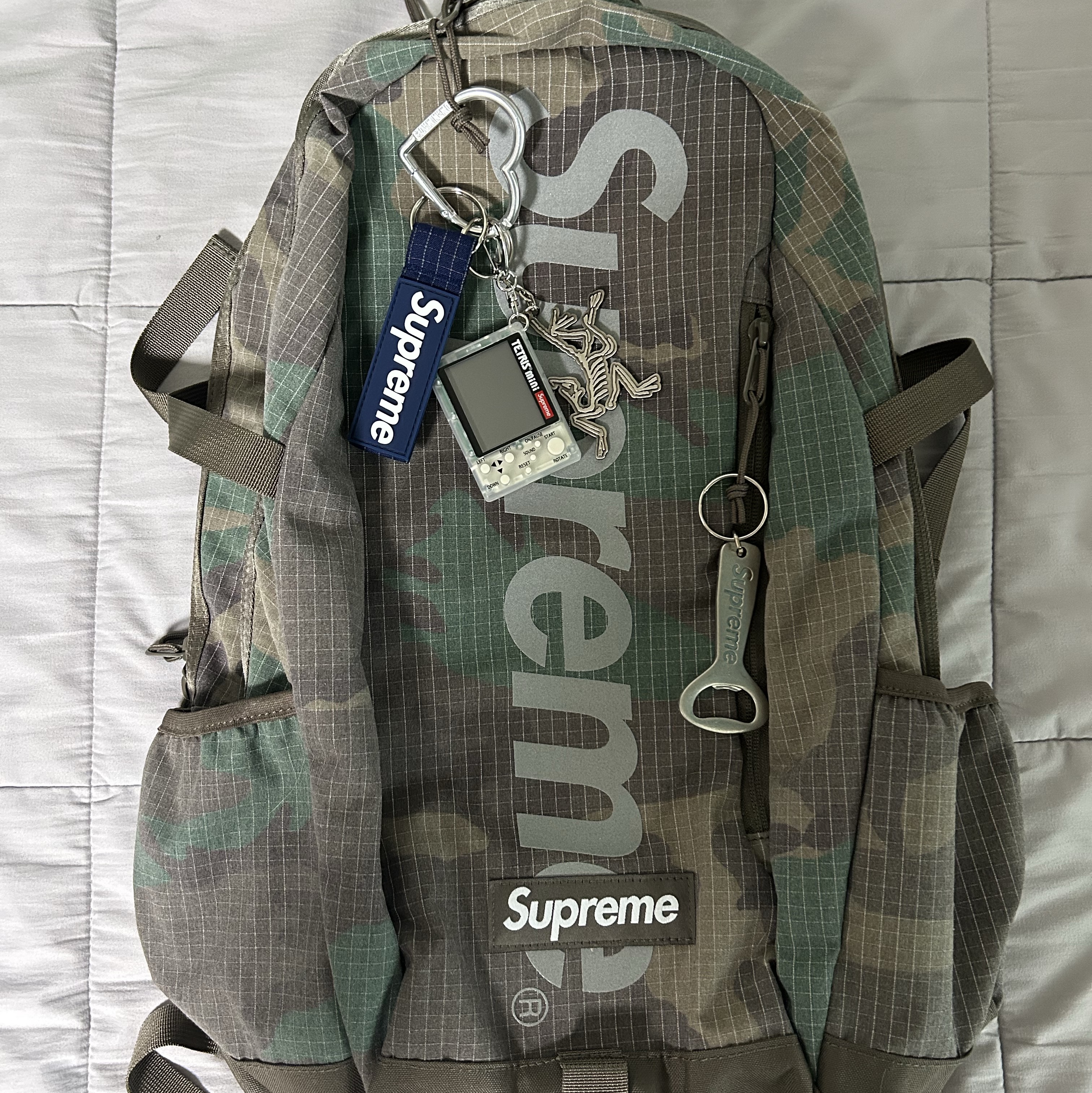 Supreme Backpack Woodland Camo - 24SS, Human Made Heart Carabiner Silver 착용 스타일