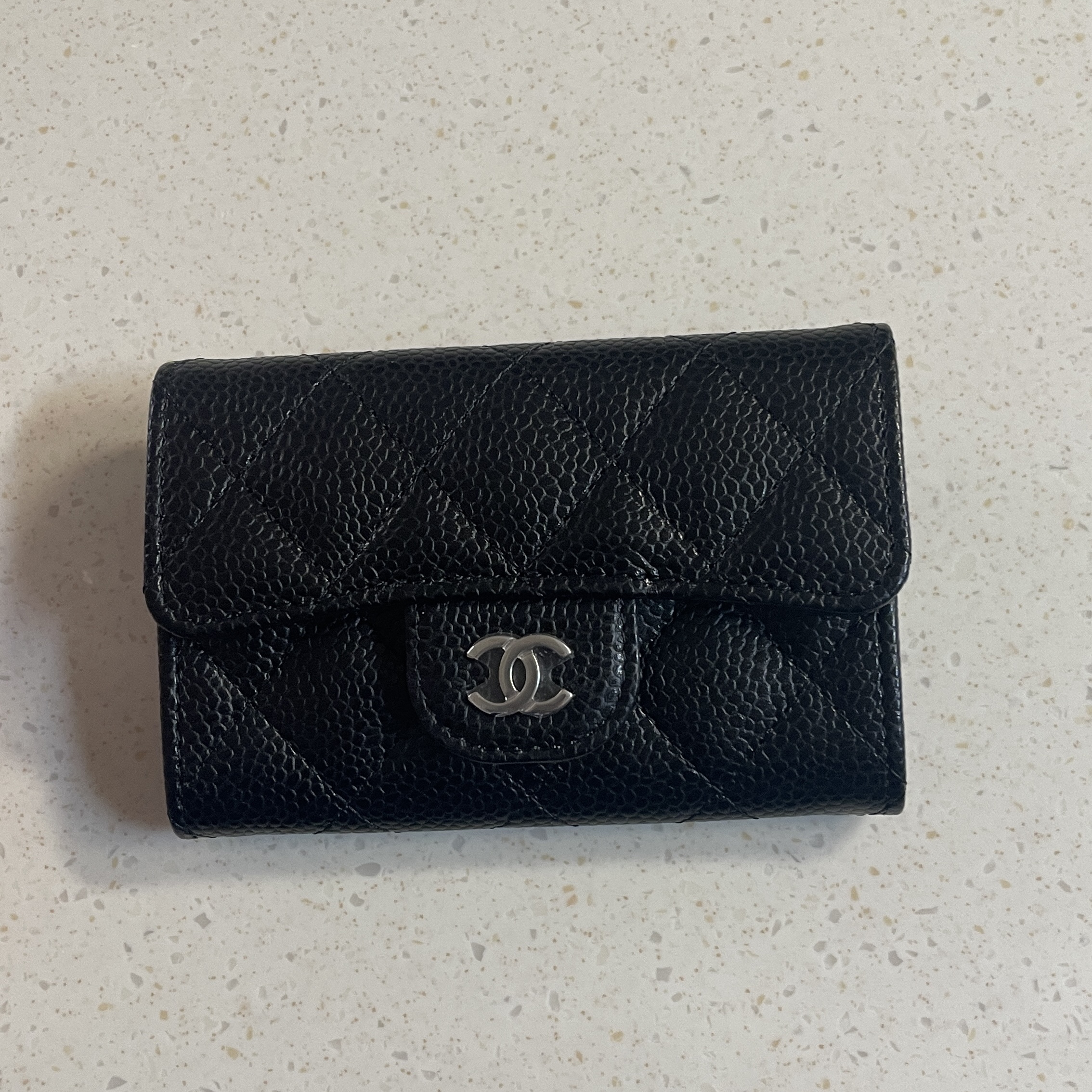 Chanel Classic Card Holder Grained Calfskin & Silver Black 착용 스타일
