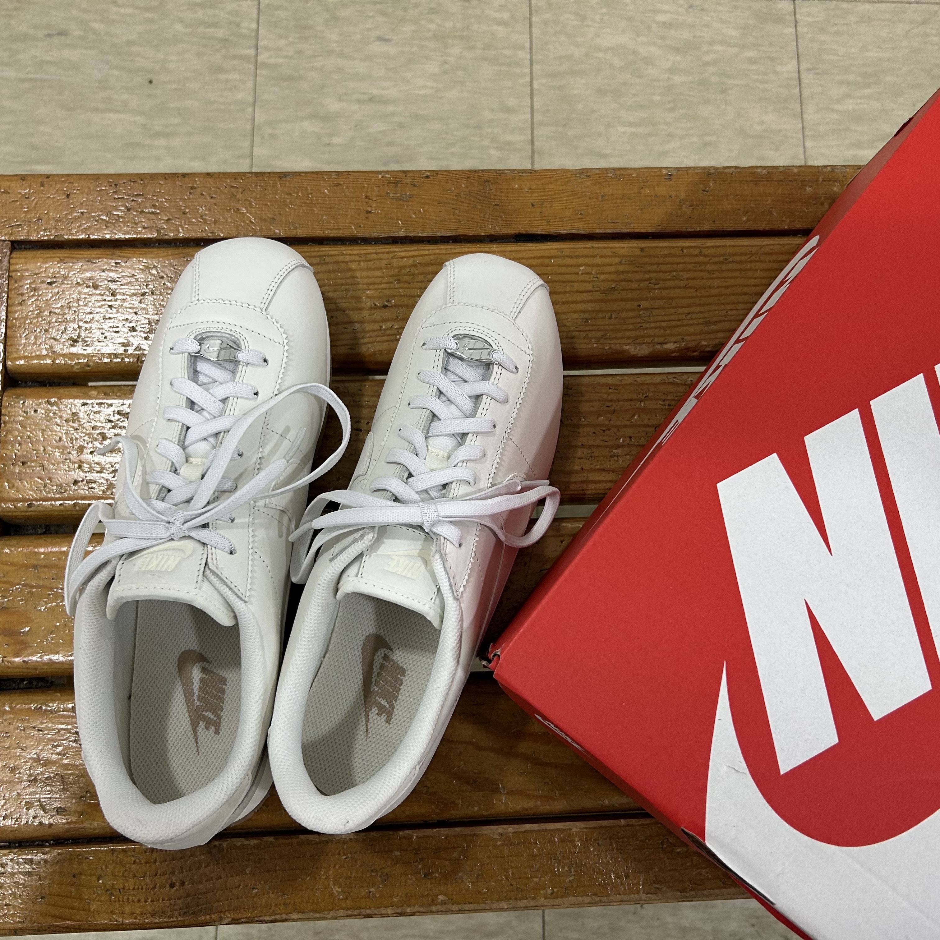 (W) Nike Cortez SE Sail 착용 스타일 - 1