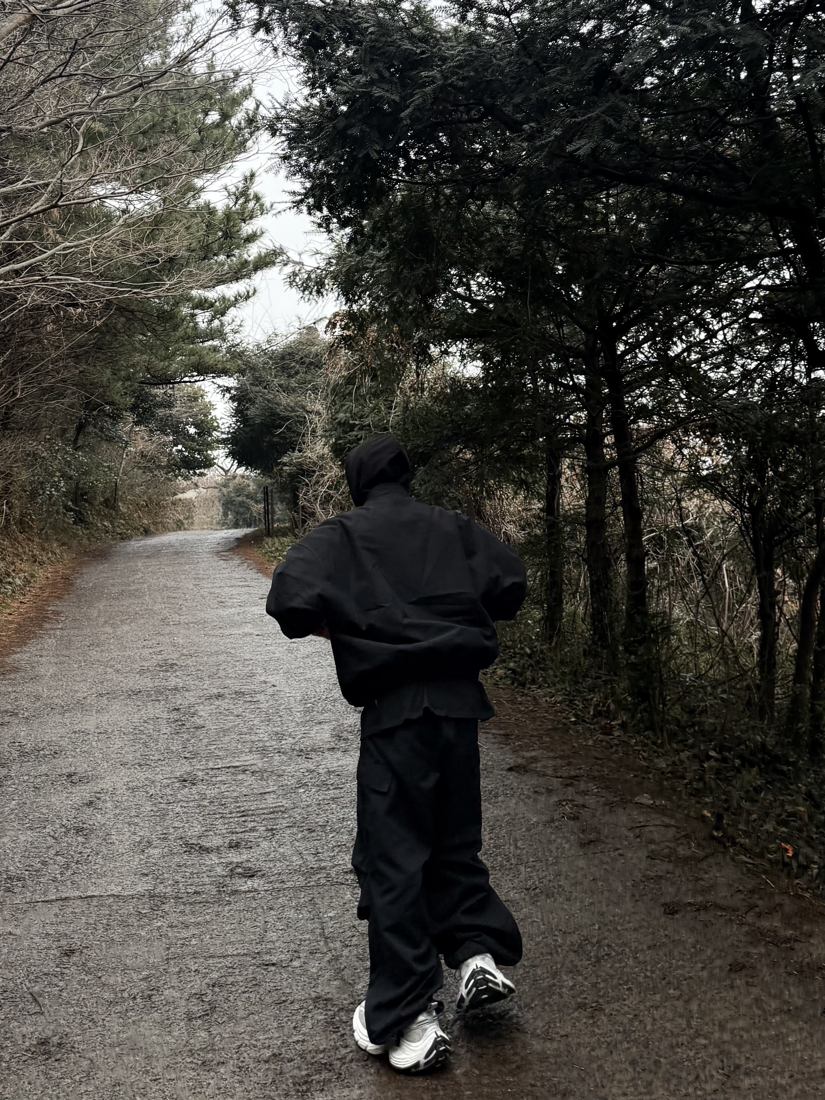 Nonnod Moleskine Bomber Jacket Matt Black, Nonnod Side Zip Cargo Pants Black 착용 스타일 - 2