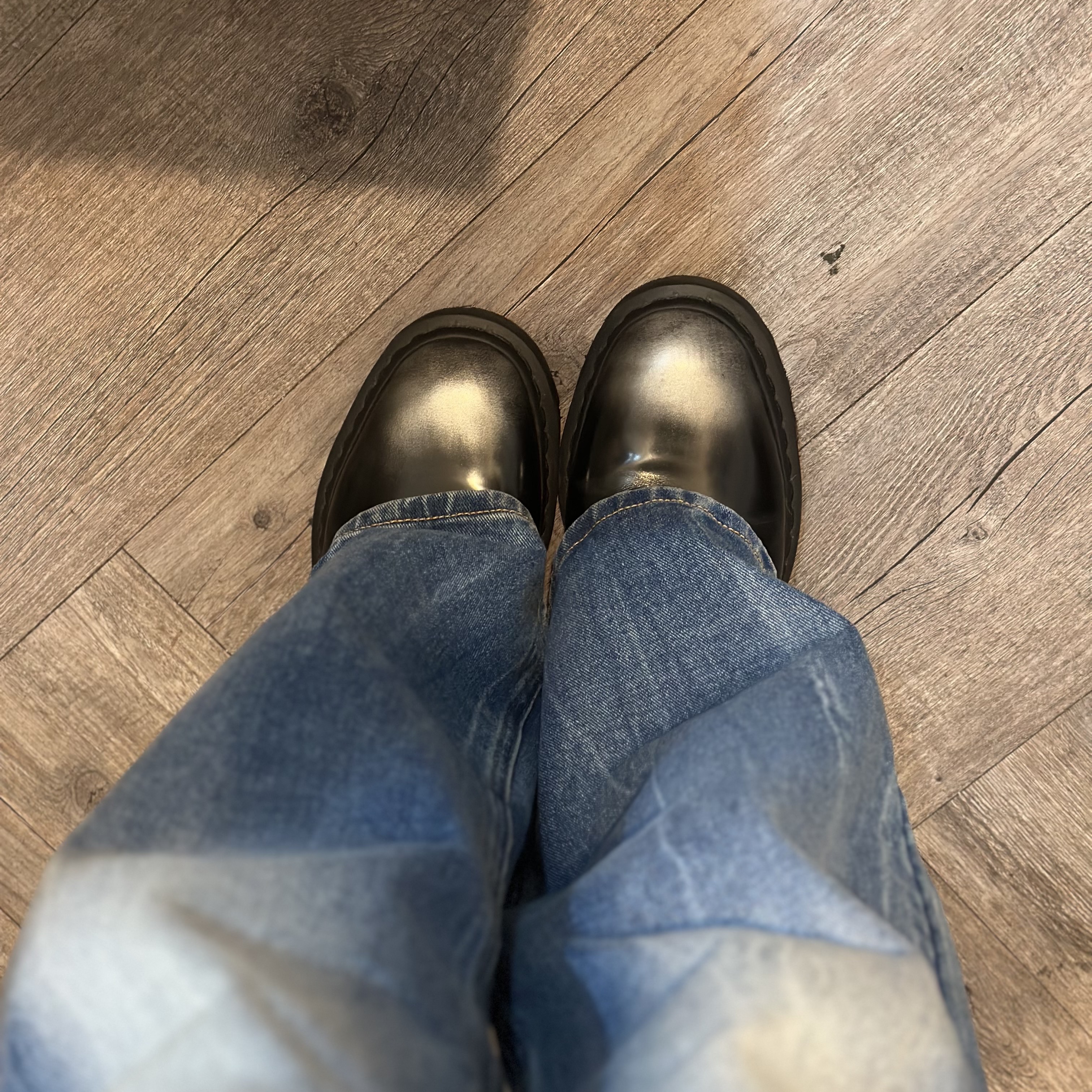 Dr. Martens x Supreme 1461 Gray Silver 착용 스타일 - 4