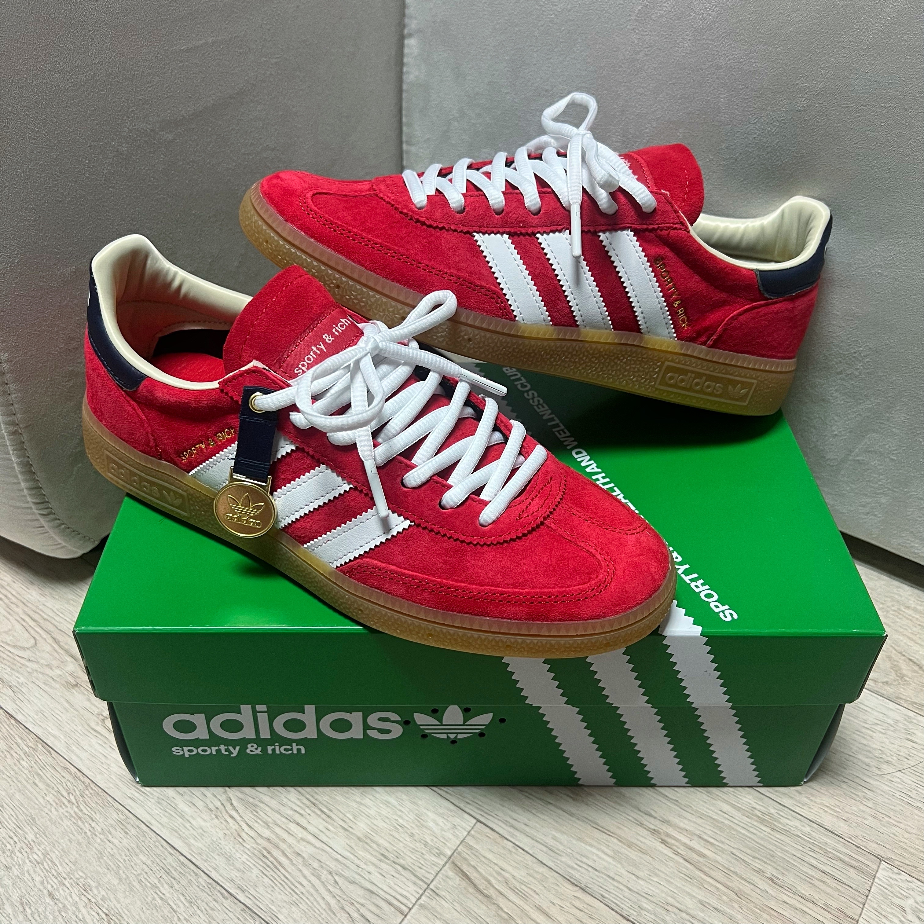 Adidas x Sporty & Rich Spezial Handball Collegiate Red Night Indigo 착용 스타일