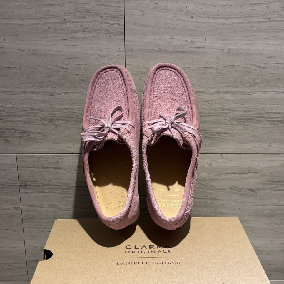 Clarks x Danielle Cathari Wallabee Pink 착용 스타일 - 1