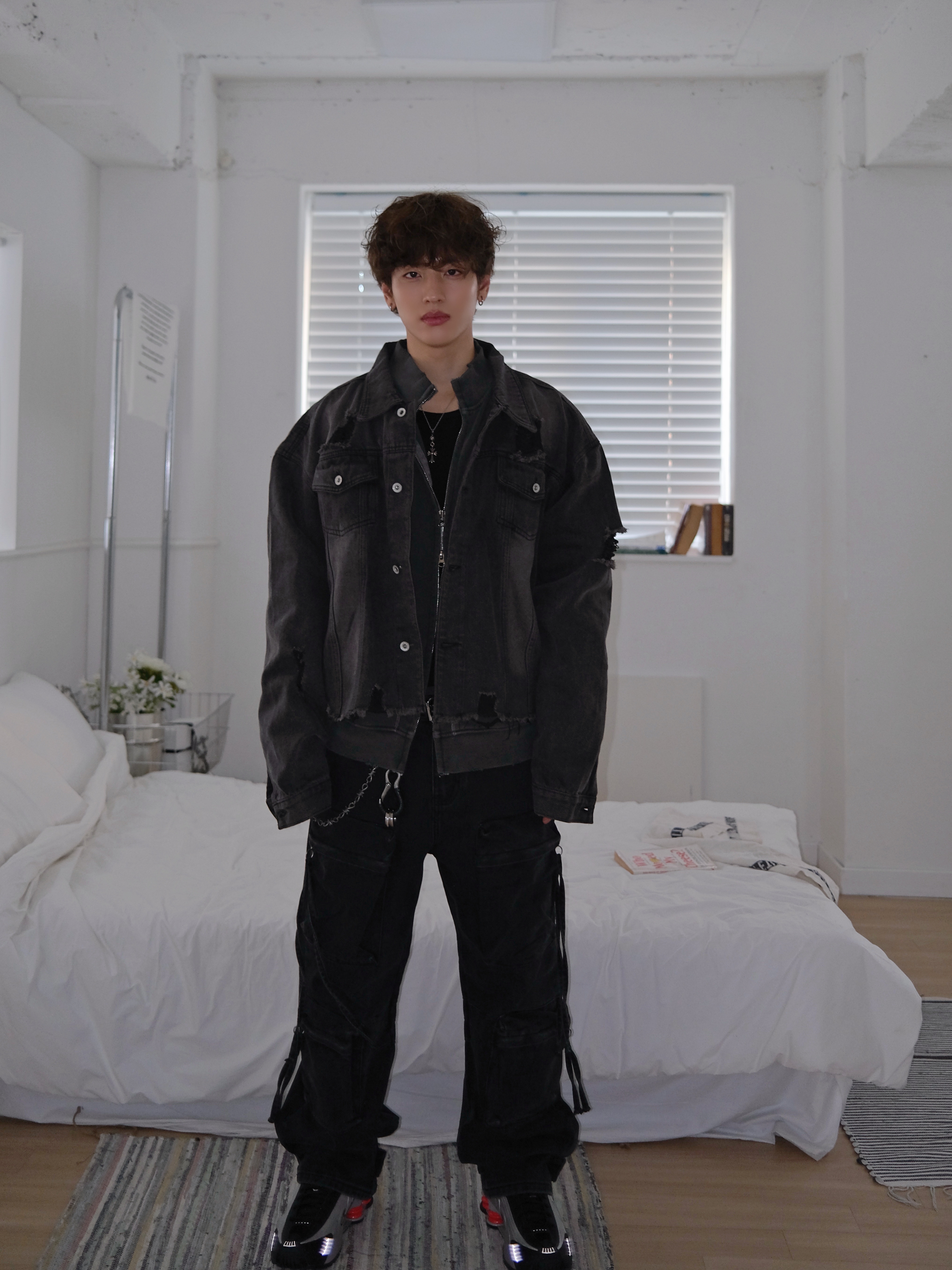 나이키 샥스 R4 메탈릭 실버 레드, 나이키 샥스 R4 블랙 앤 메탈릭 실버 착용 스타일 - 1