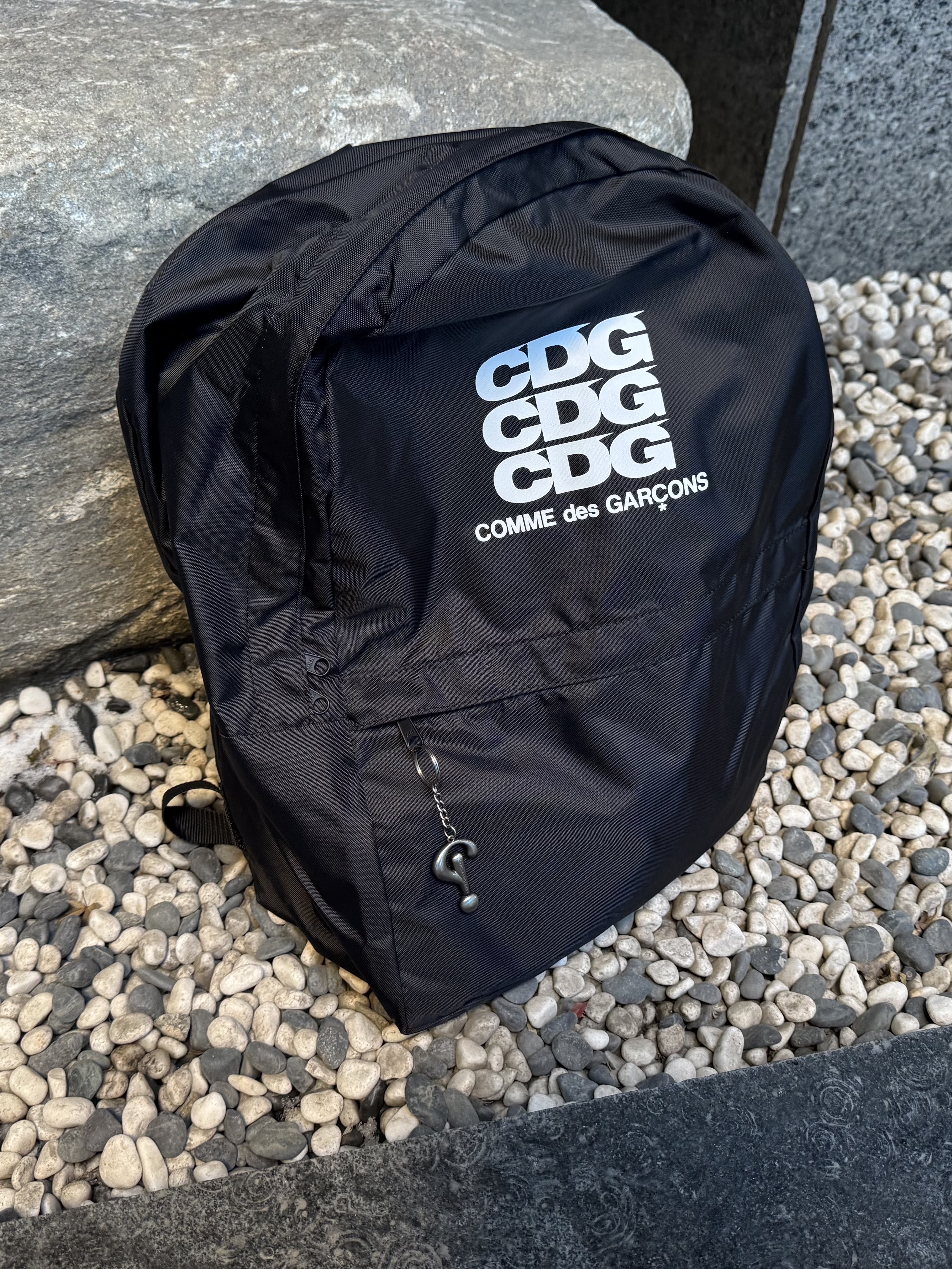 CDG Backpack Black, Nike Shox R4 Black and Metallic Silver 착용 스타일 - 7