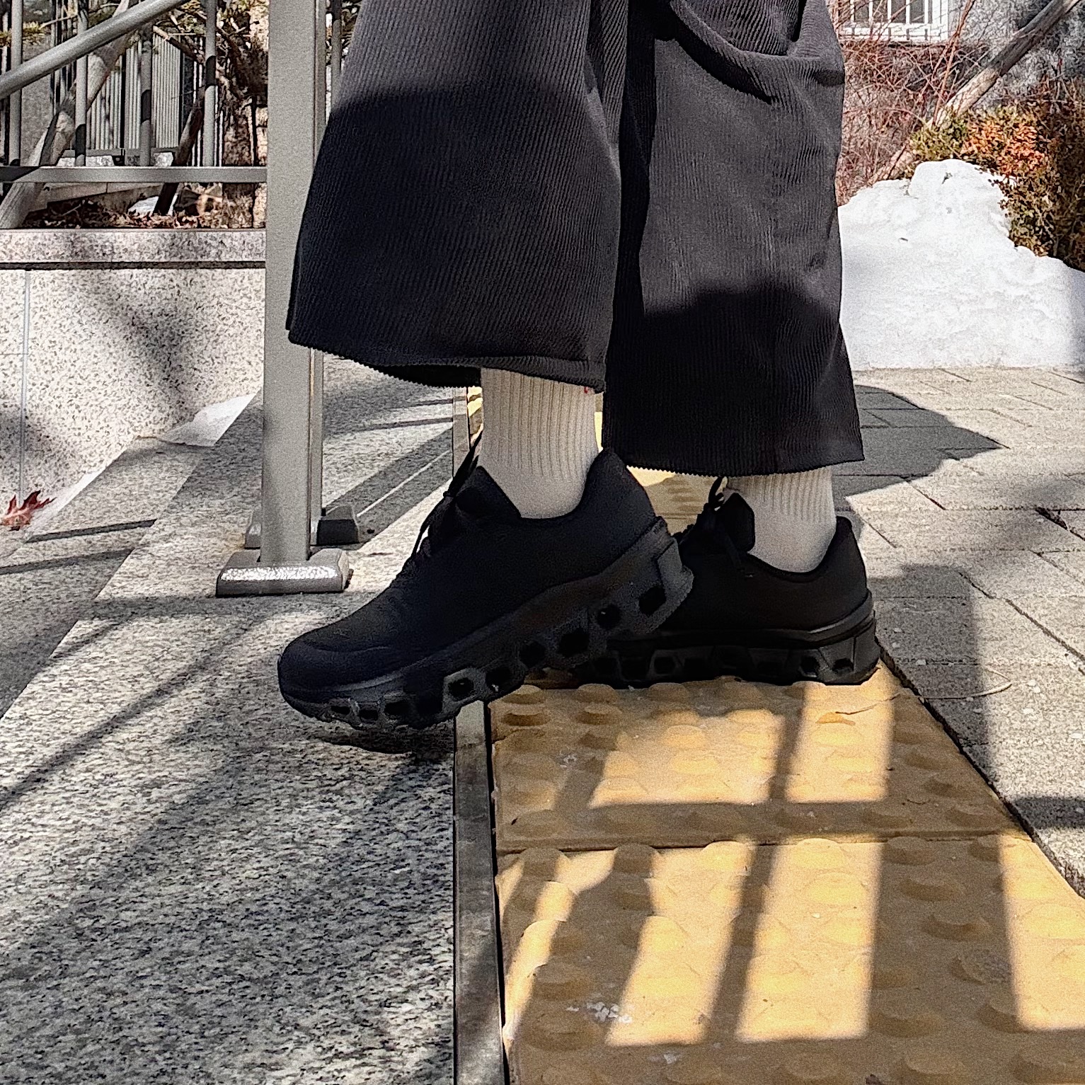 (W) On Running x Post Archive Faction (Paf) Cloudmonster 2 Black Magnet 착용 스타일 - 2