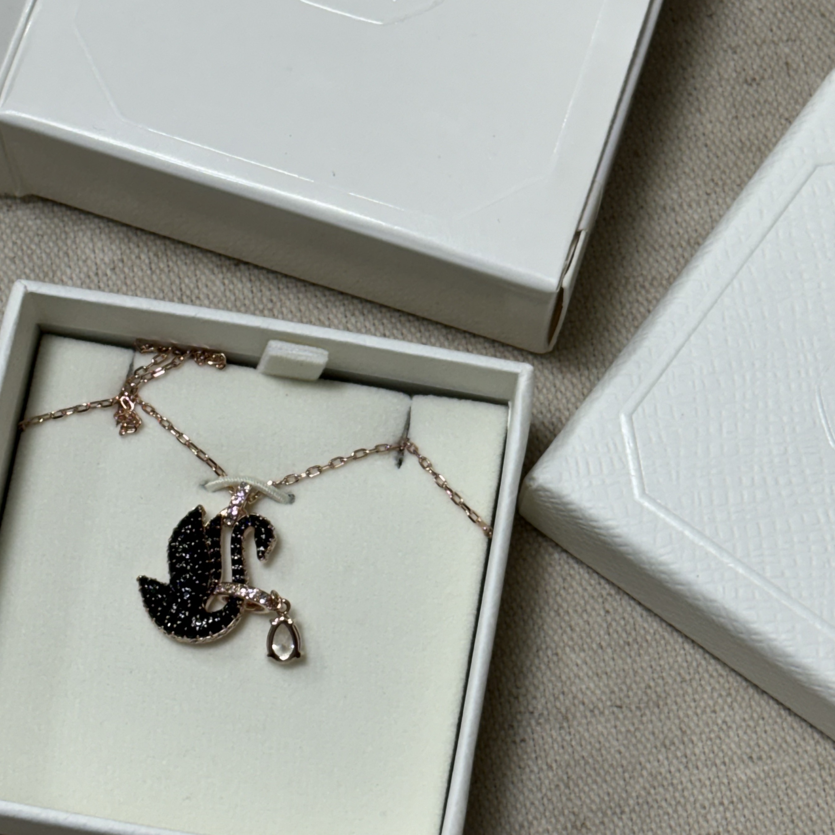 (W) Swarovski Swan Pendant Black Rose Gold Plated 착용 스타일 - 1