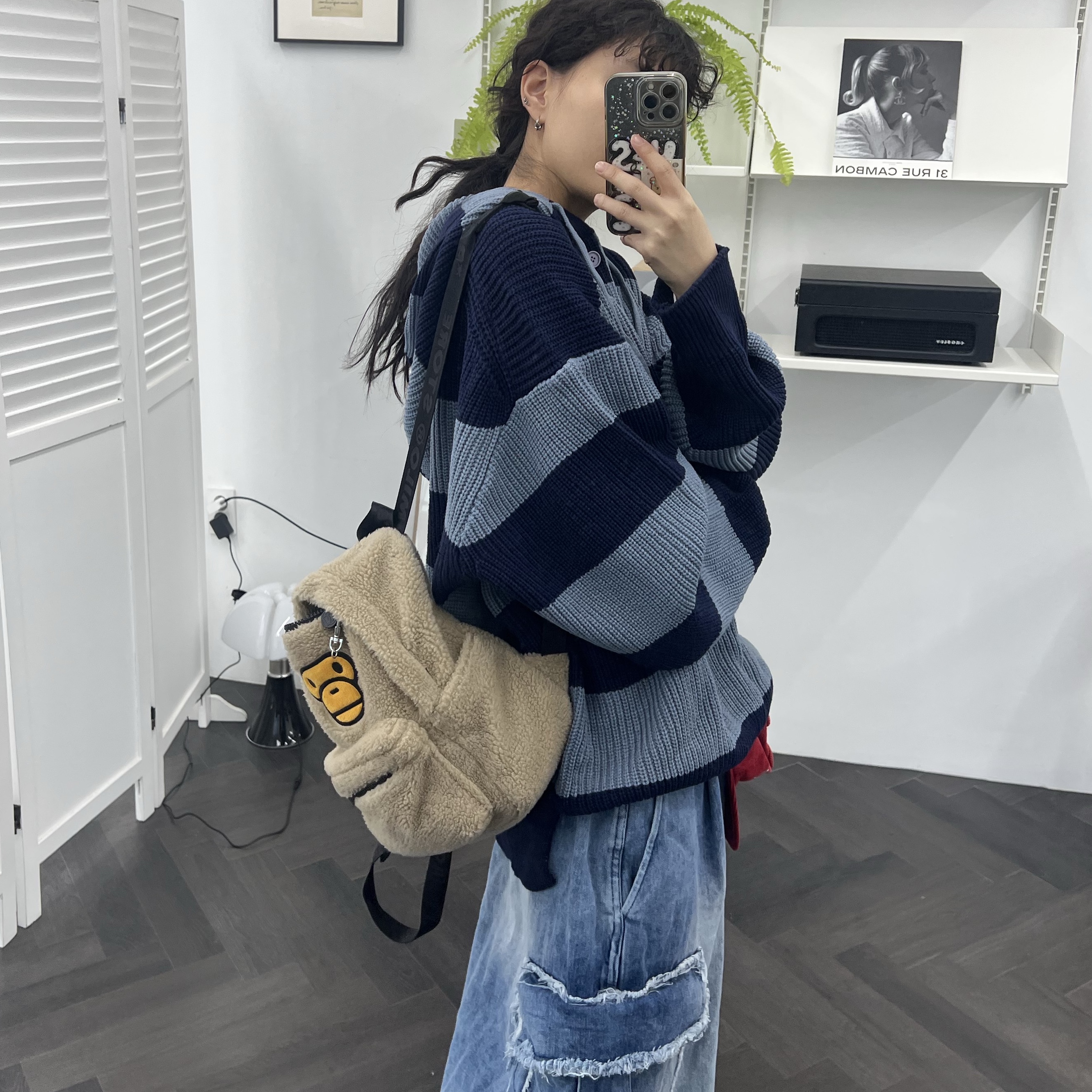 BAPE Baby Milo Mini Fur Backpack Beige 착용 스타일 - 4