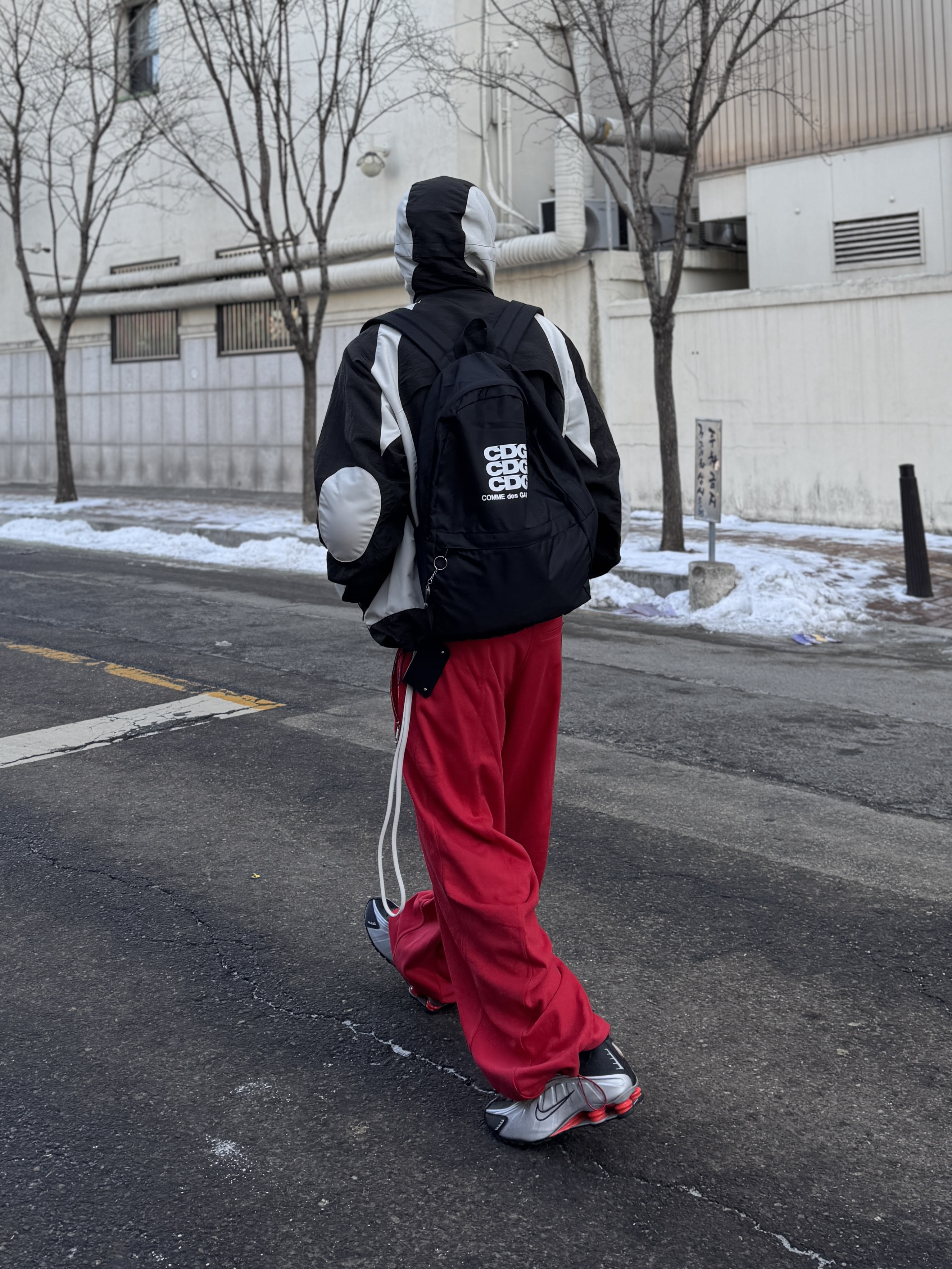 CDG Backpack Black, Nike Shox R4 Black and Metallic Silver 착용 스타일 - 2