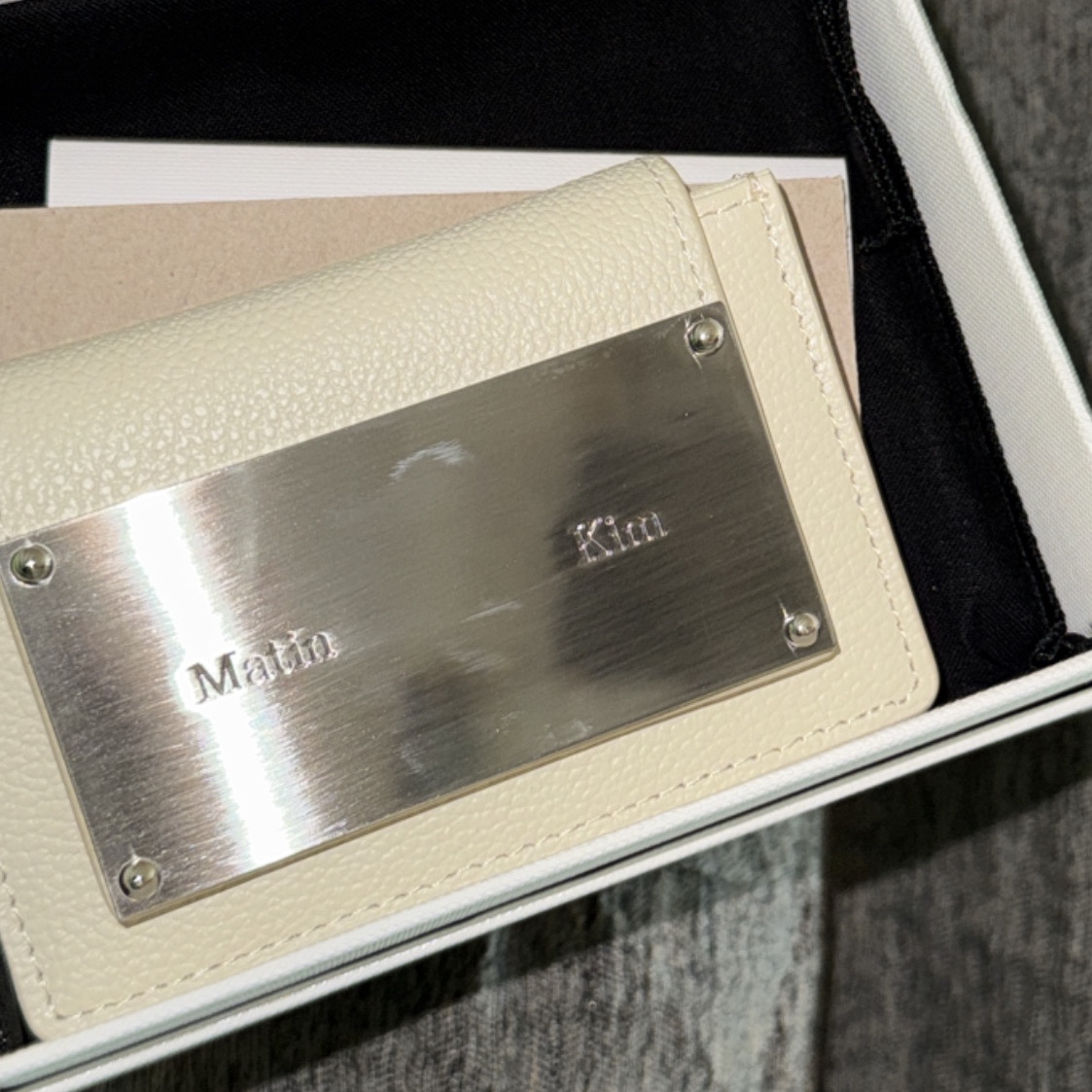 Matin Kim Accordion Wallet White 착용 스타일 - 2
