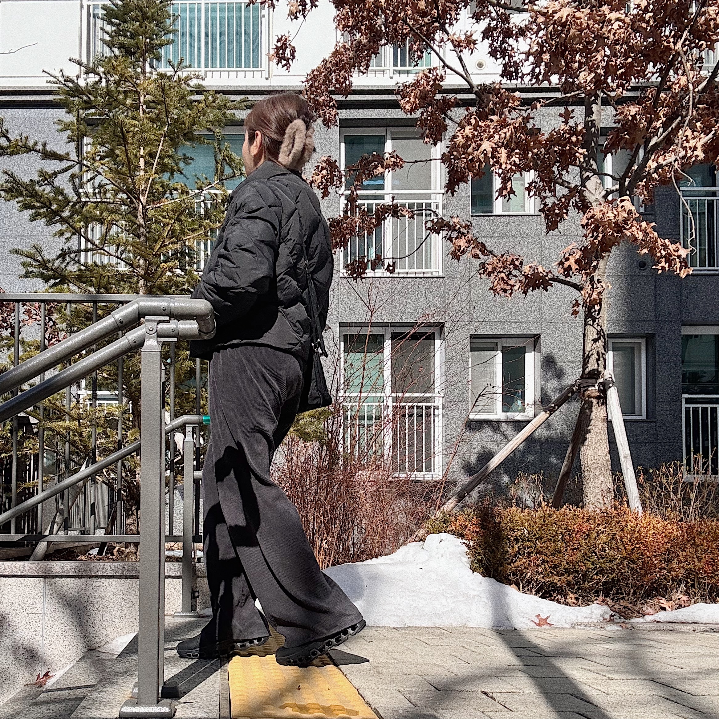 (W) On Running x Post Archive Faction (Paf) Cloudmonster 2 Black Magnet 착용 스타일 - 4