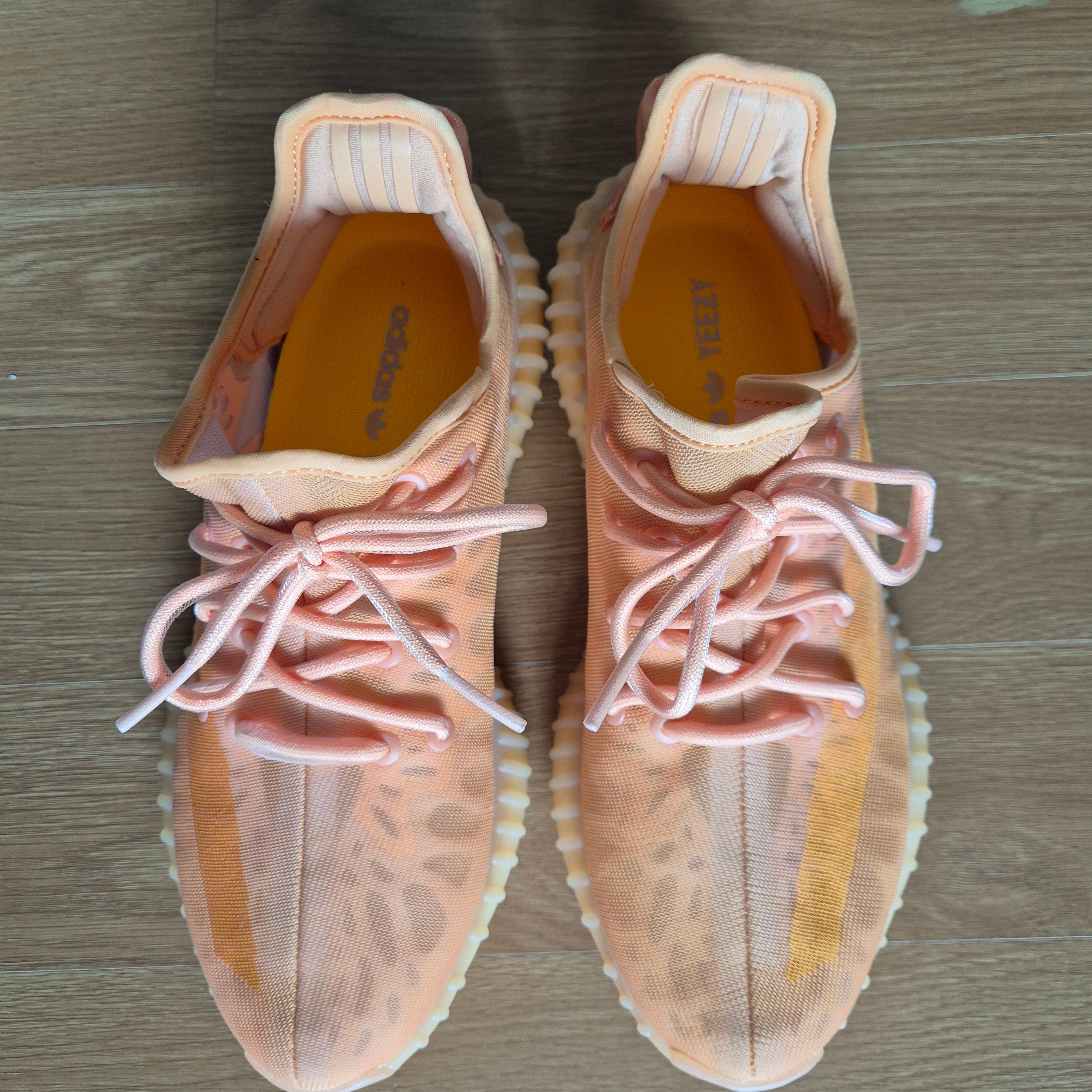 Adidas Yeezy Boost 350 V2 Mono Clay 착용 스타일