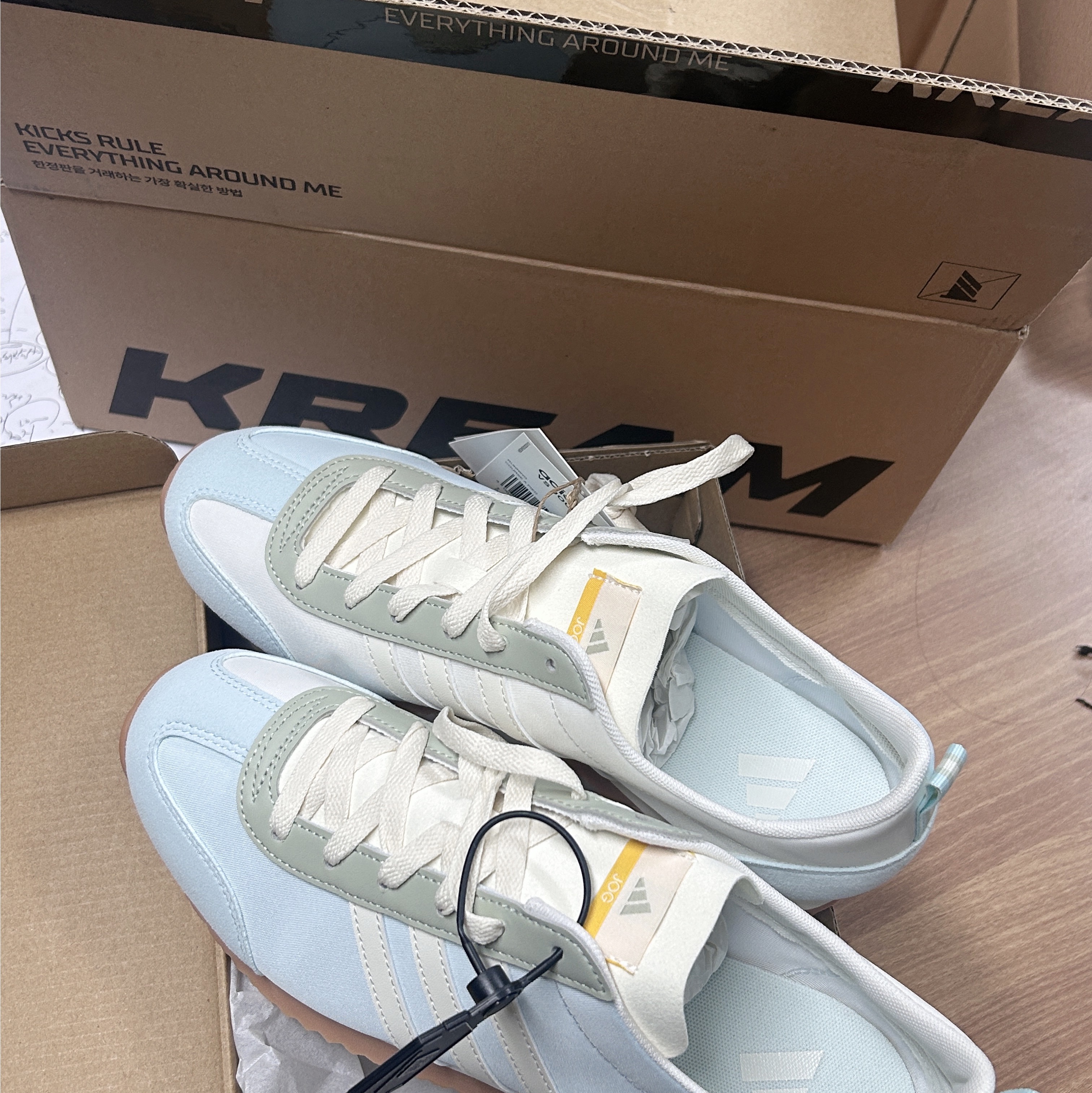Adidas VS Jog 2.0 Almost Blue Off White 착용 스타일
