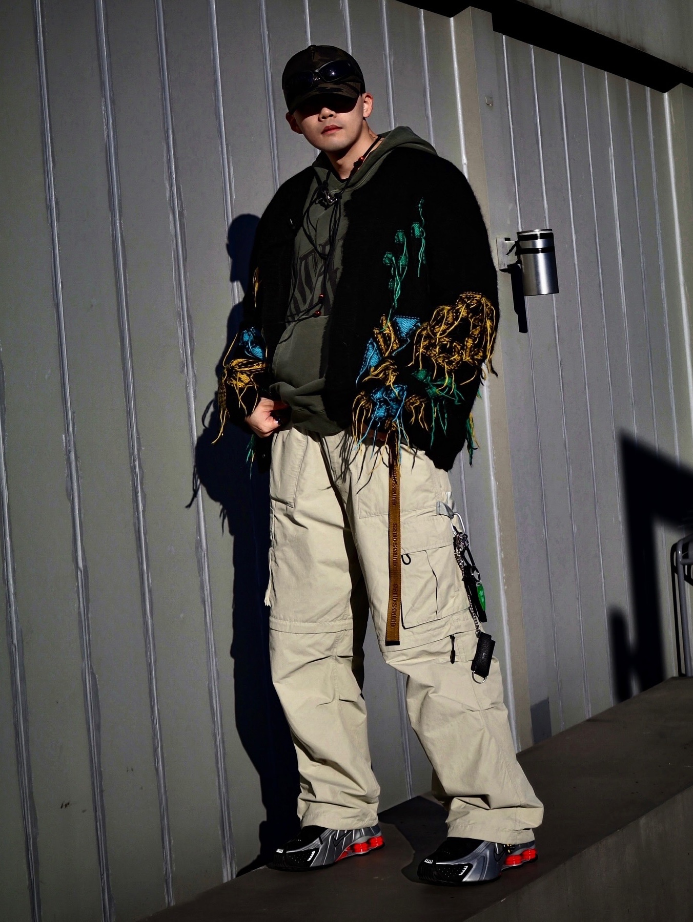 [KREAM 단독] ADSB Andersson Bell Macaron Intarsia Cardigan Black, Nike Shox R4 Black and Metallic Silver 착용 스타일 - 1