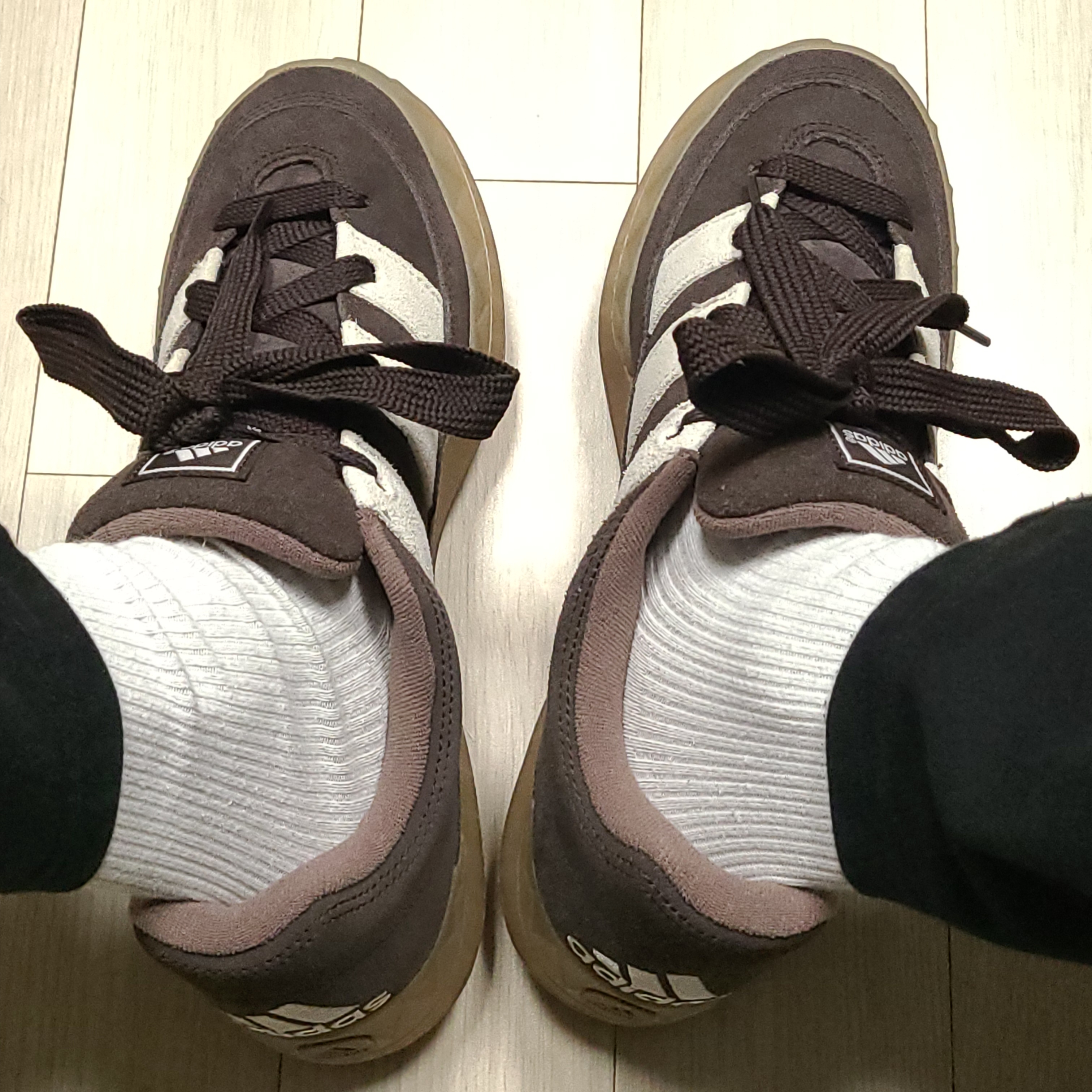 Adidas Adimatic Dark Brown Cloud White 착용 스타일 - 2