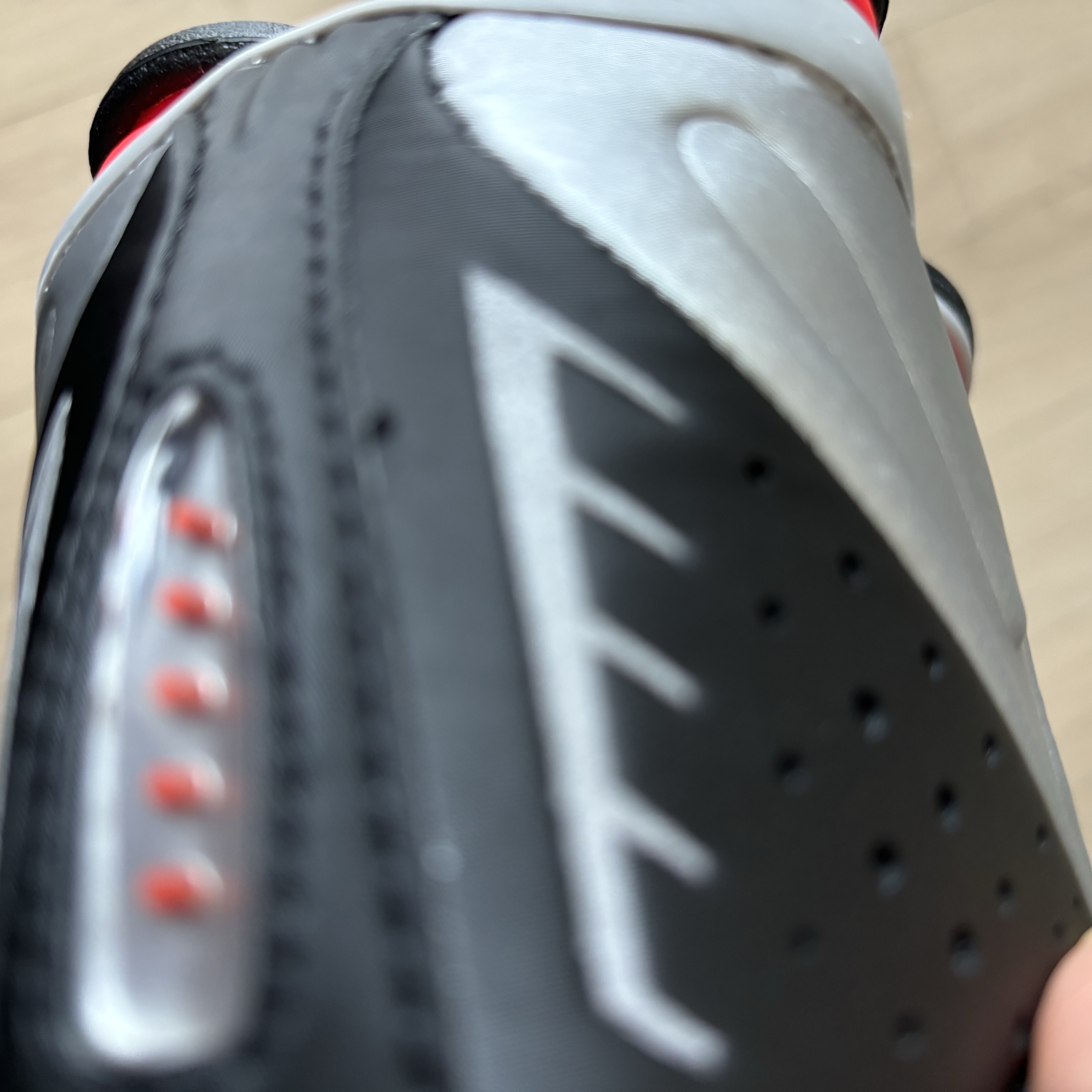 Nike Shox R4 Metallic Silver Red 착용 스타일 - 3